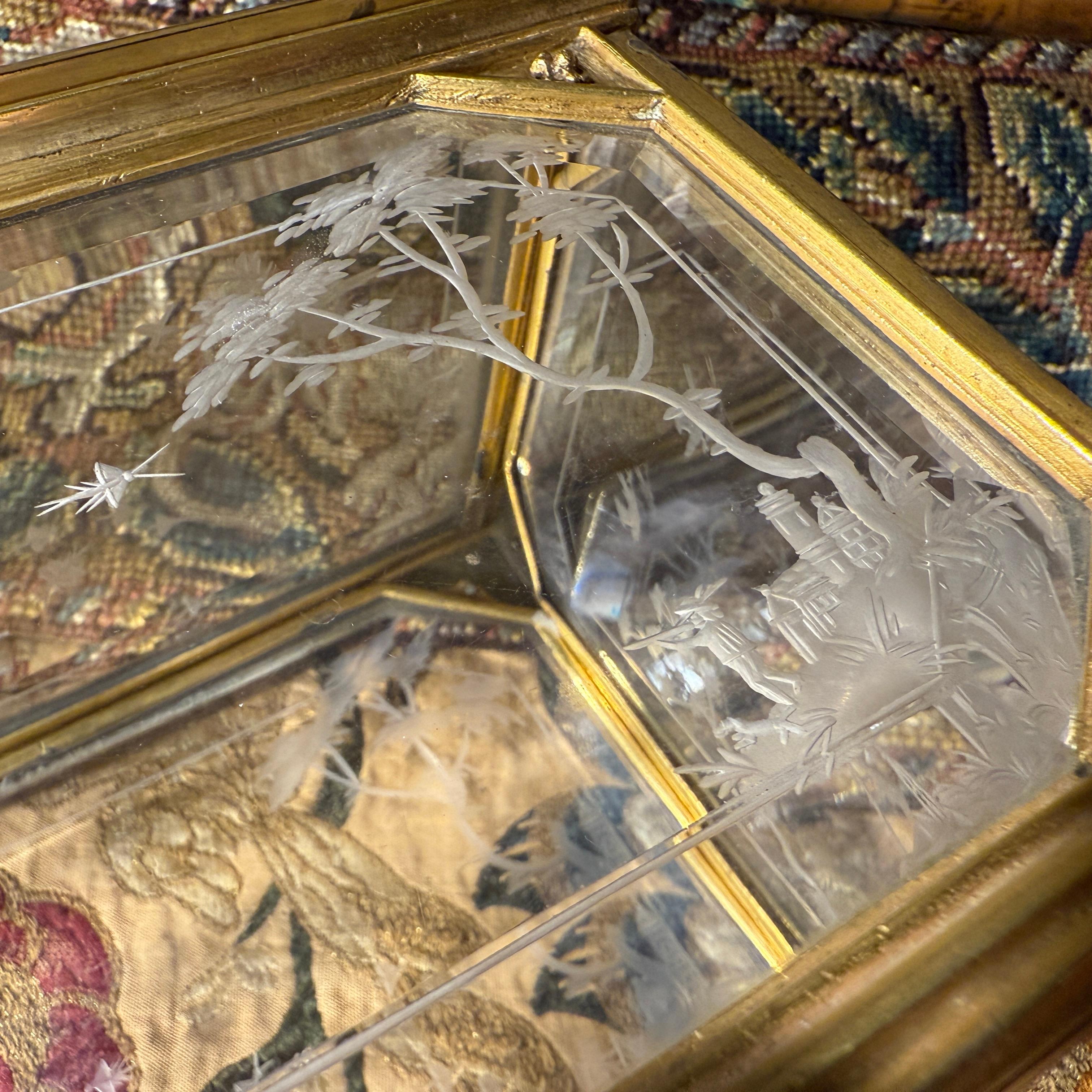Cofre de cristal de roca grabado y bronce dorado con base en relieve de plata. en venta 12