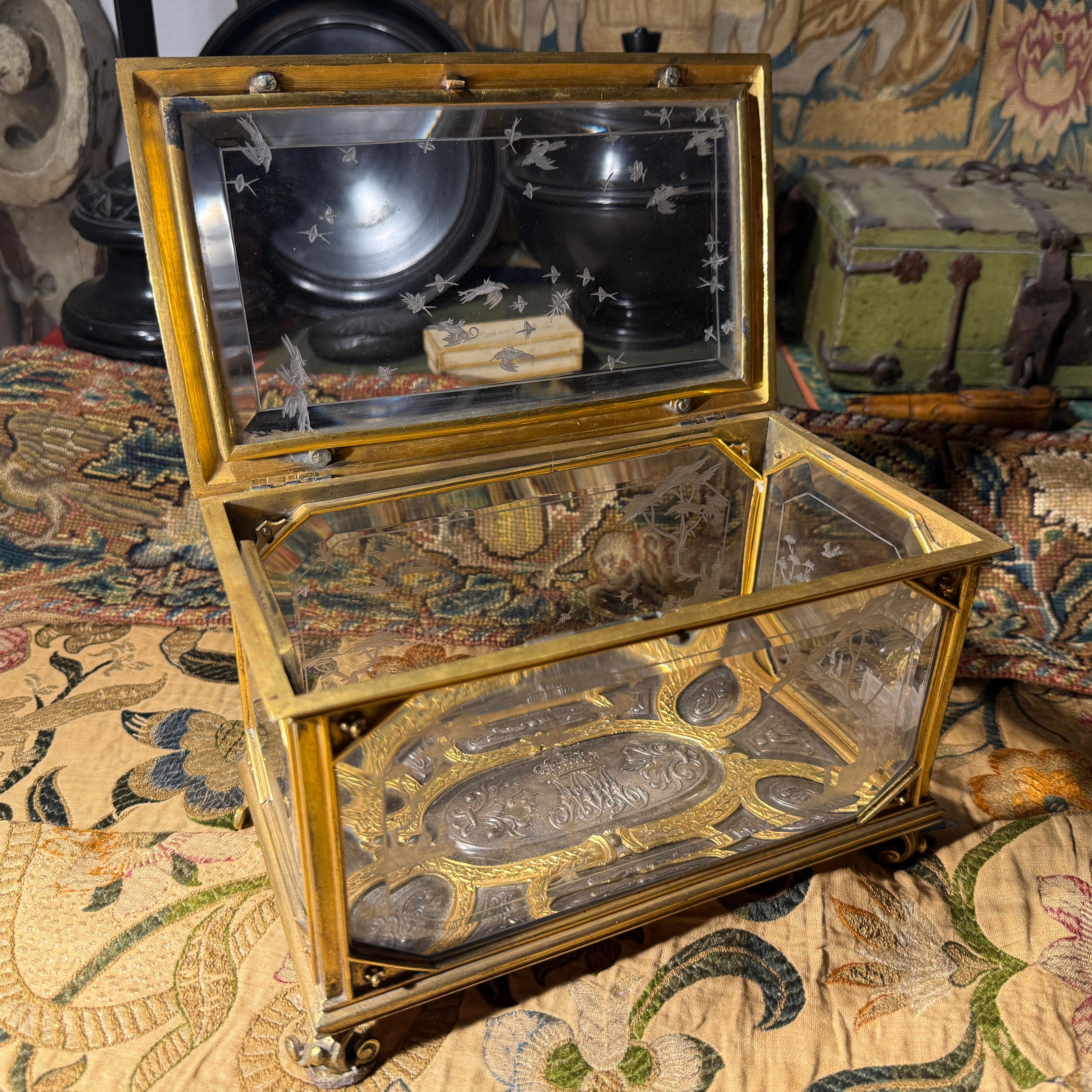 Cofre de cristal de roca grabado y bronce dorado con base en relieve de plata. en Bueno estado para la venta en London, GB