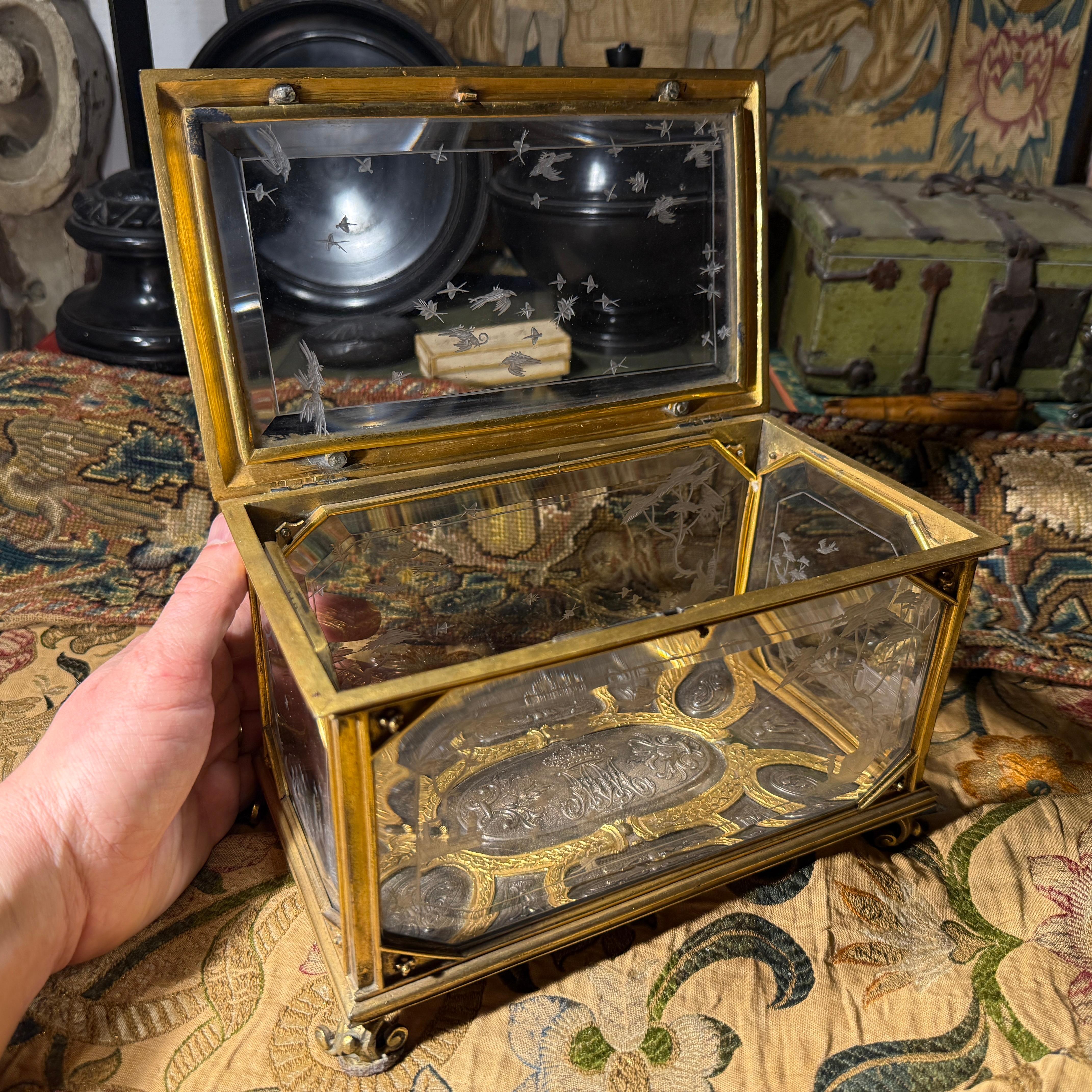 Femenino o masculino Cofre de cristal de roca grabado y bronce dorado con base en relieve de plata. en venta