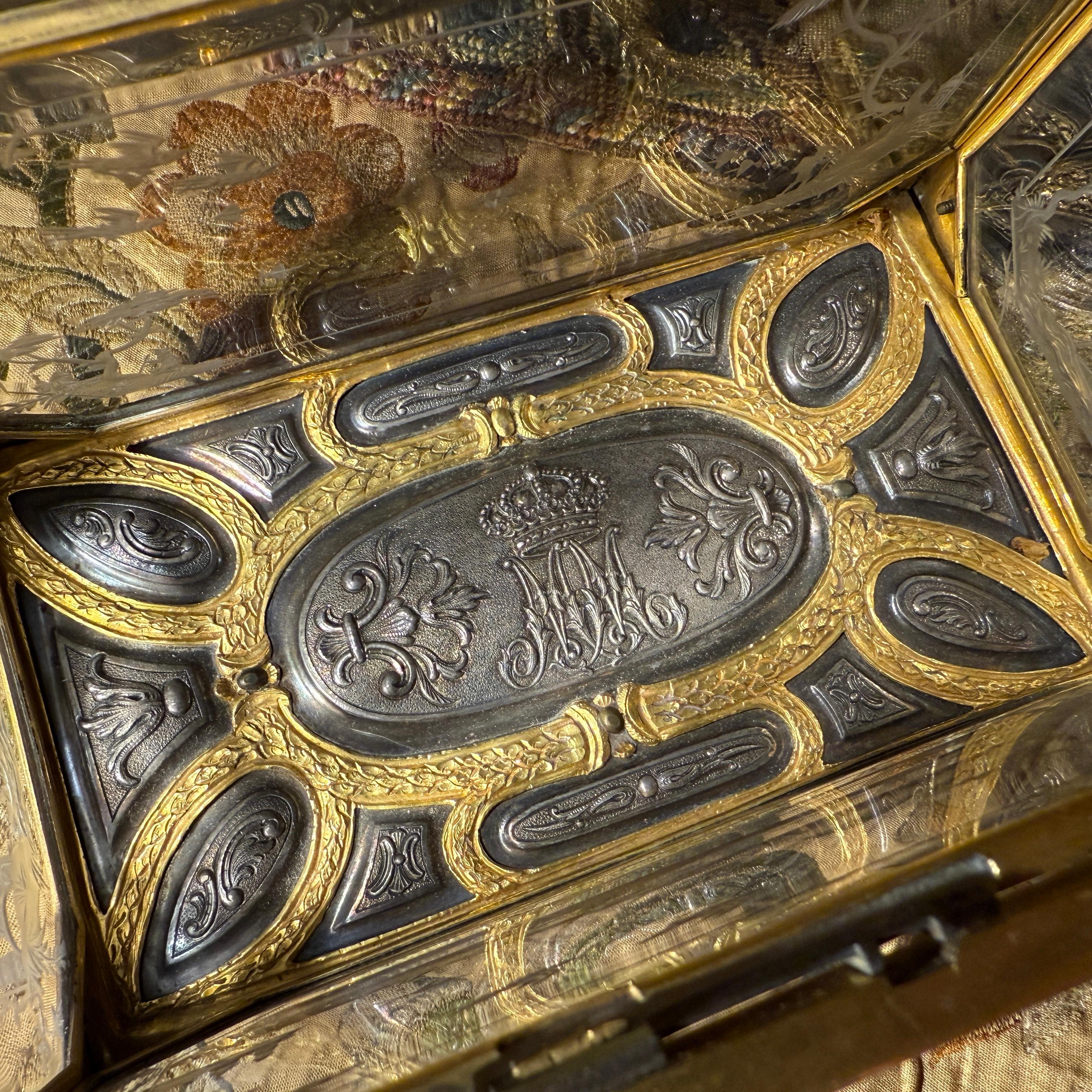 Cofre de cristal de roca grabado y bronce dorado con base en relieve de plata. en venta 1