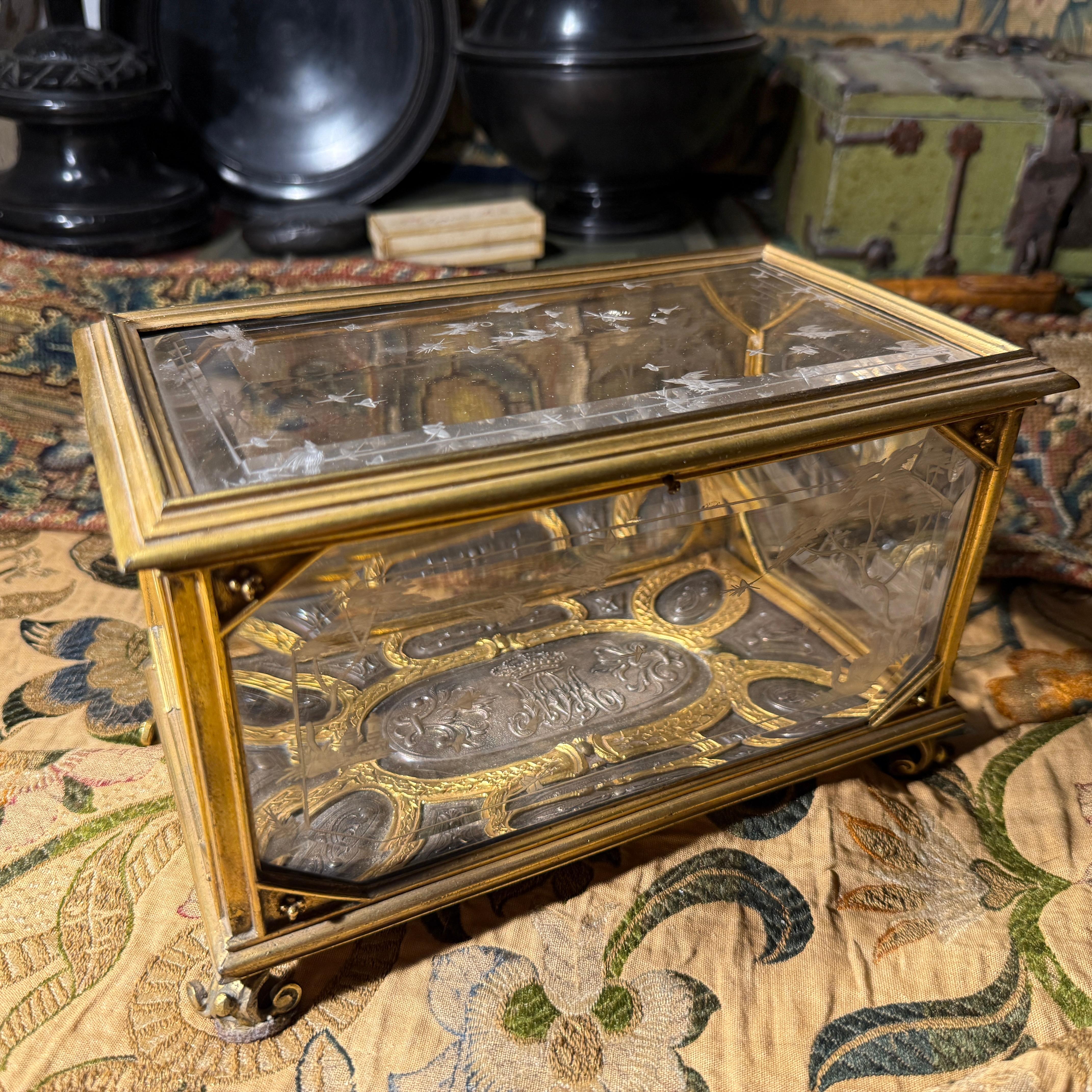 Cofre de cristal de roca grabado y bronce dorado con base en relieve de plata. en venta 2