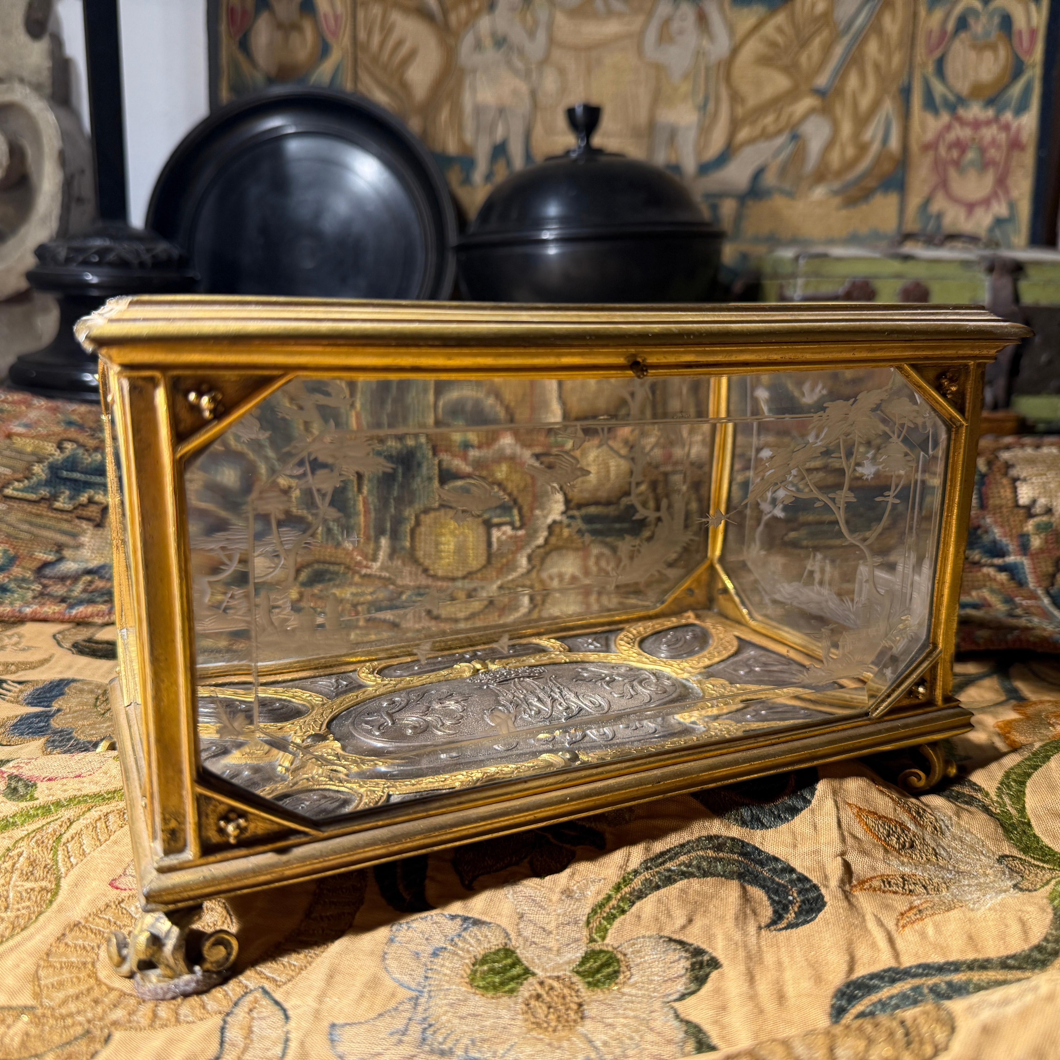 Cofre de cristal de roca grabado y bronce dorado con base en relieve de plata. en venta 3