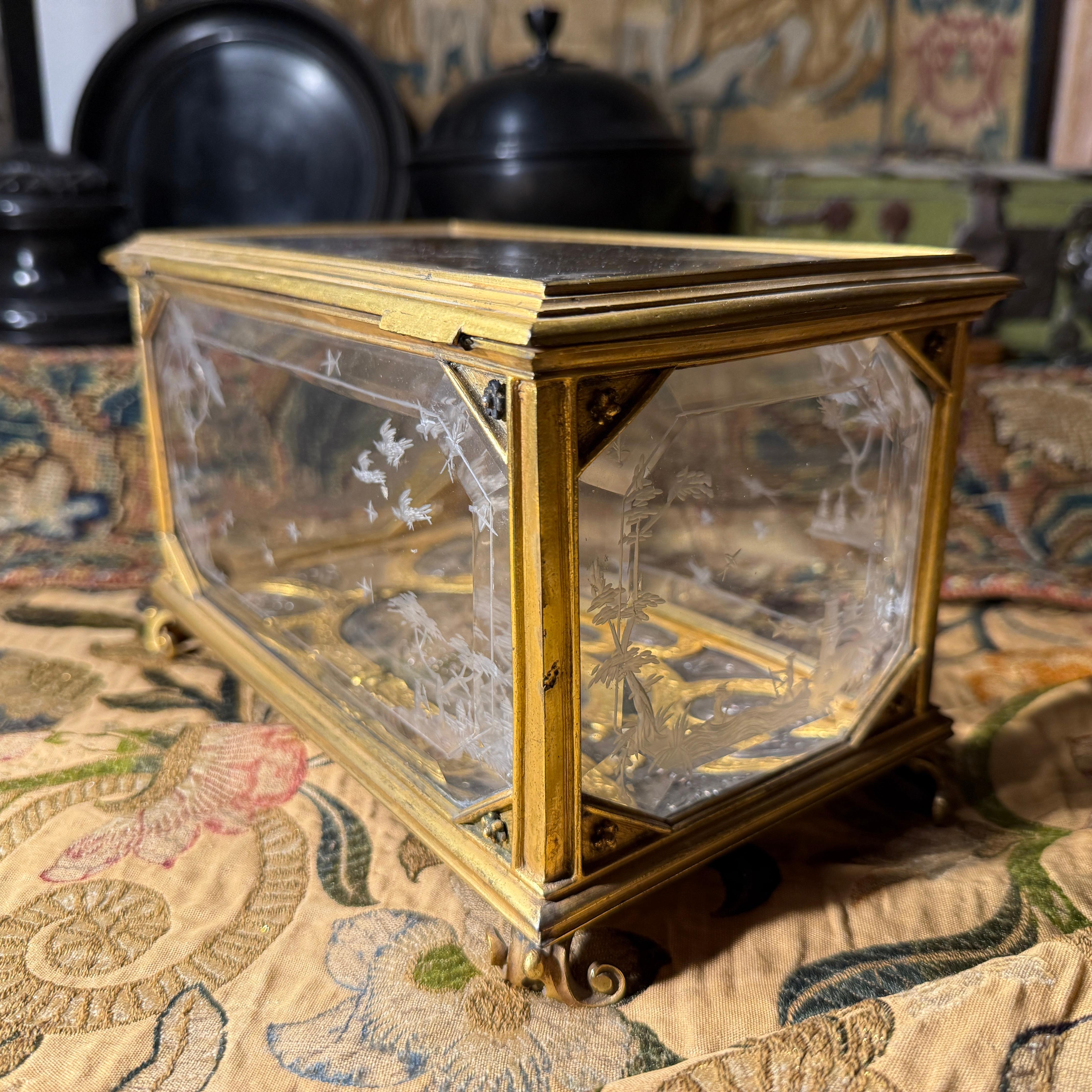 Cofre de cristal de roca grabado y bronce dorado con base en relieve de plata. en venta 4