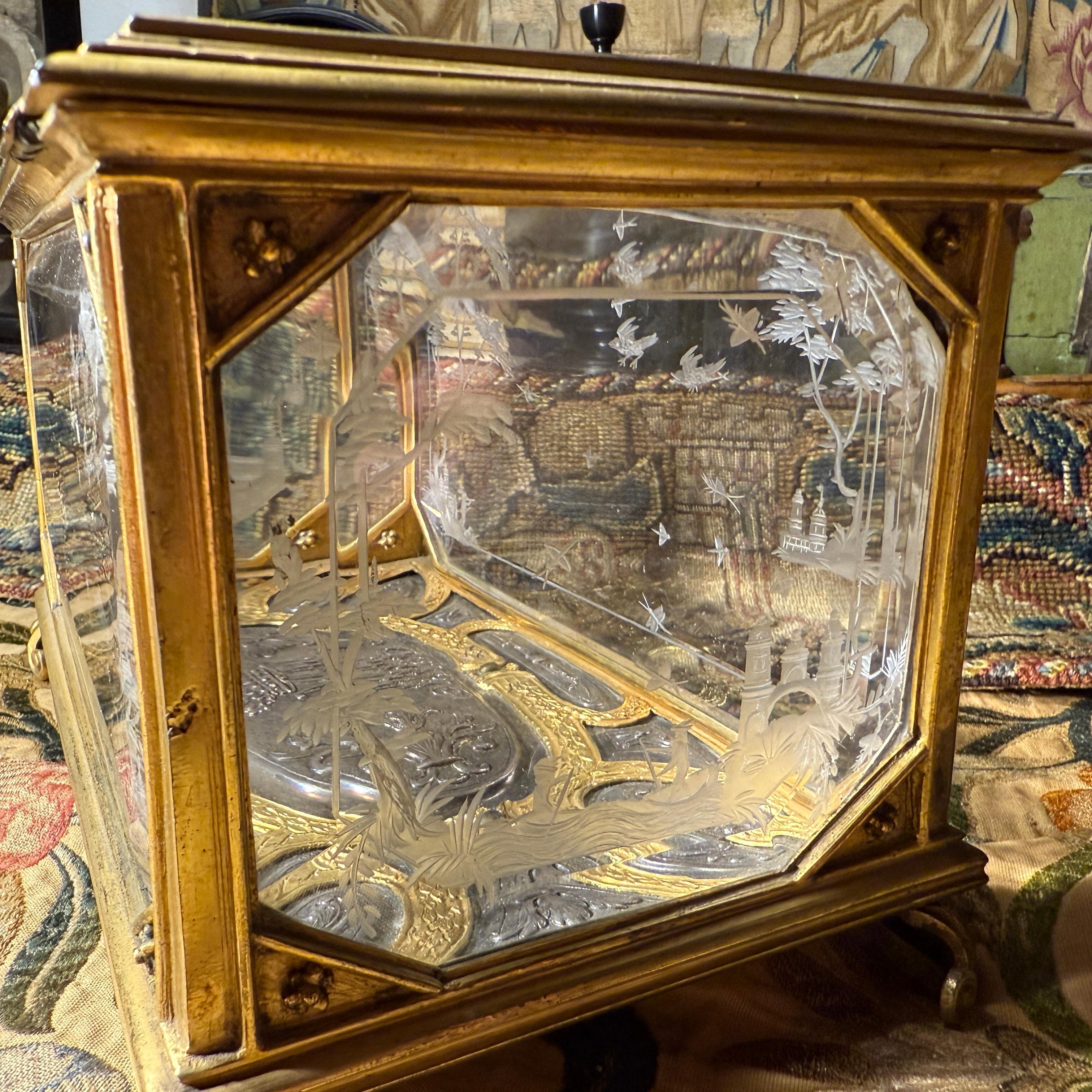 Cofre de cristal de roca grabado y bronce dorado con base en relieve de plata. en venta 5