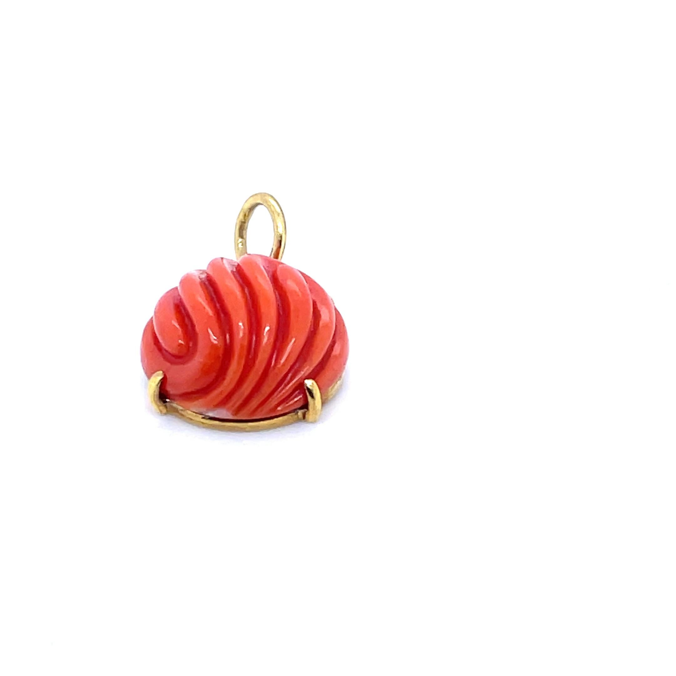 Ciondolo di corallo con cabochon rotondo inciso in vendita 5