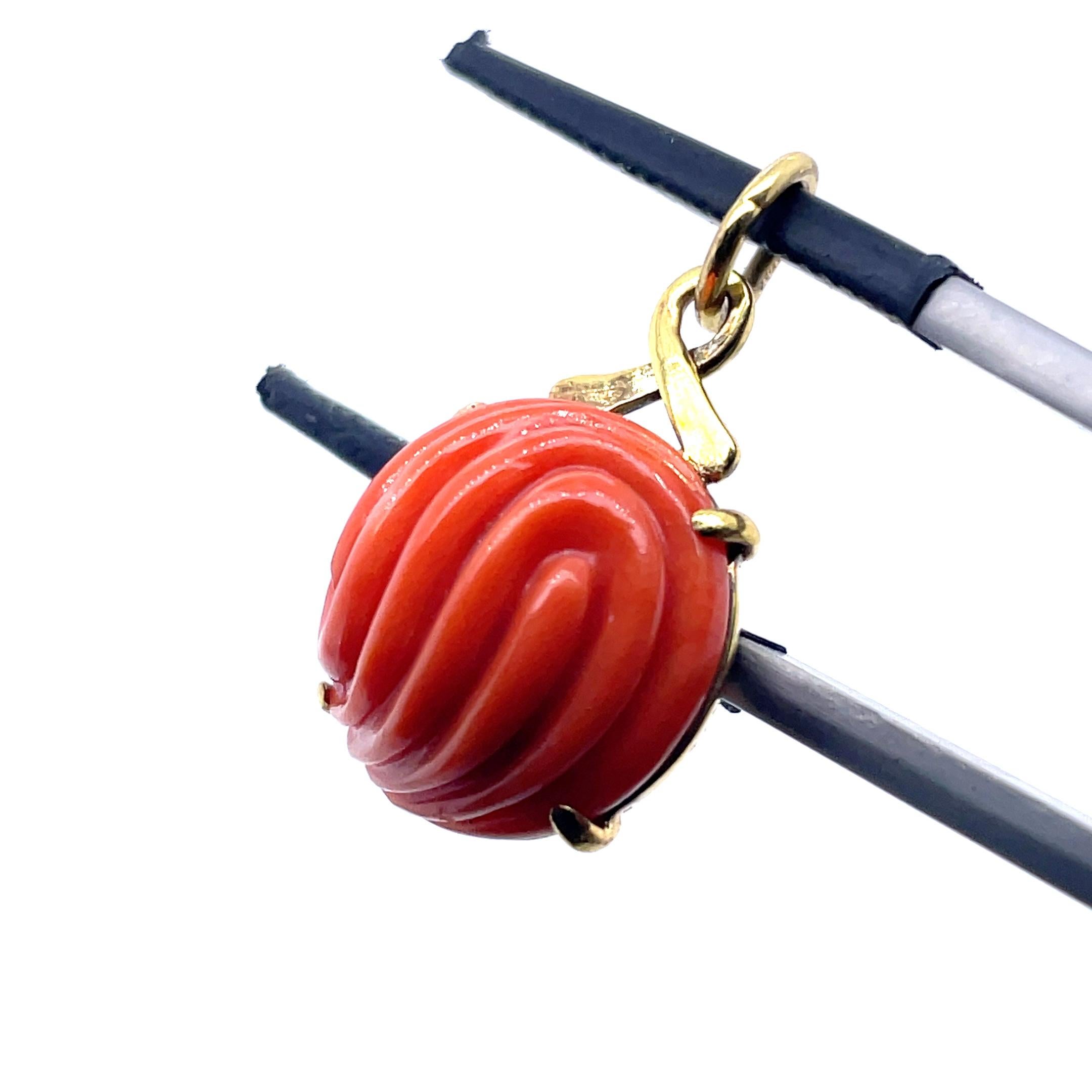 Ciondolo di corallo con cabochon rotondo inciso in vendita 5