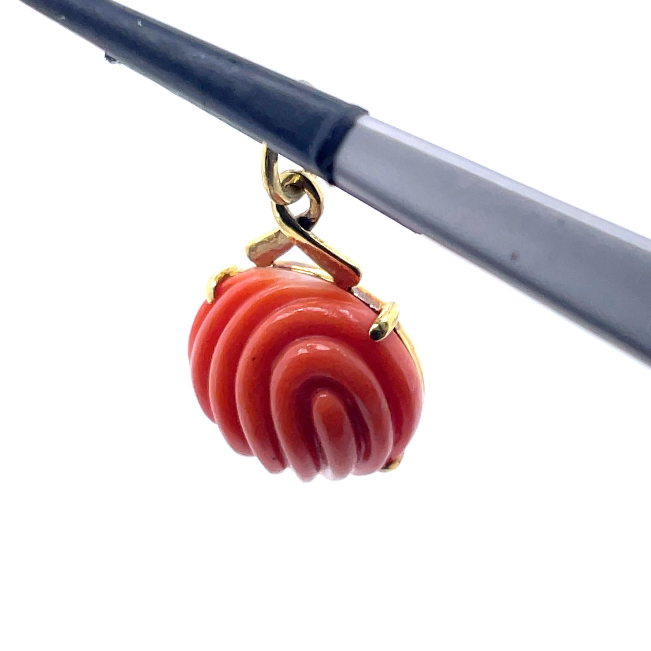 Ciondolo di corallo con cabochon rotondo inciso in vendita 5