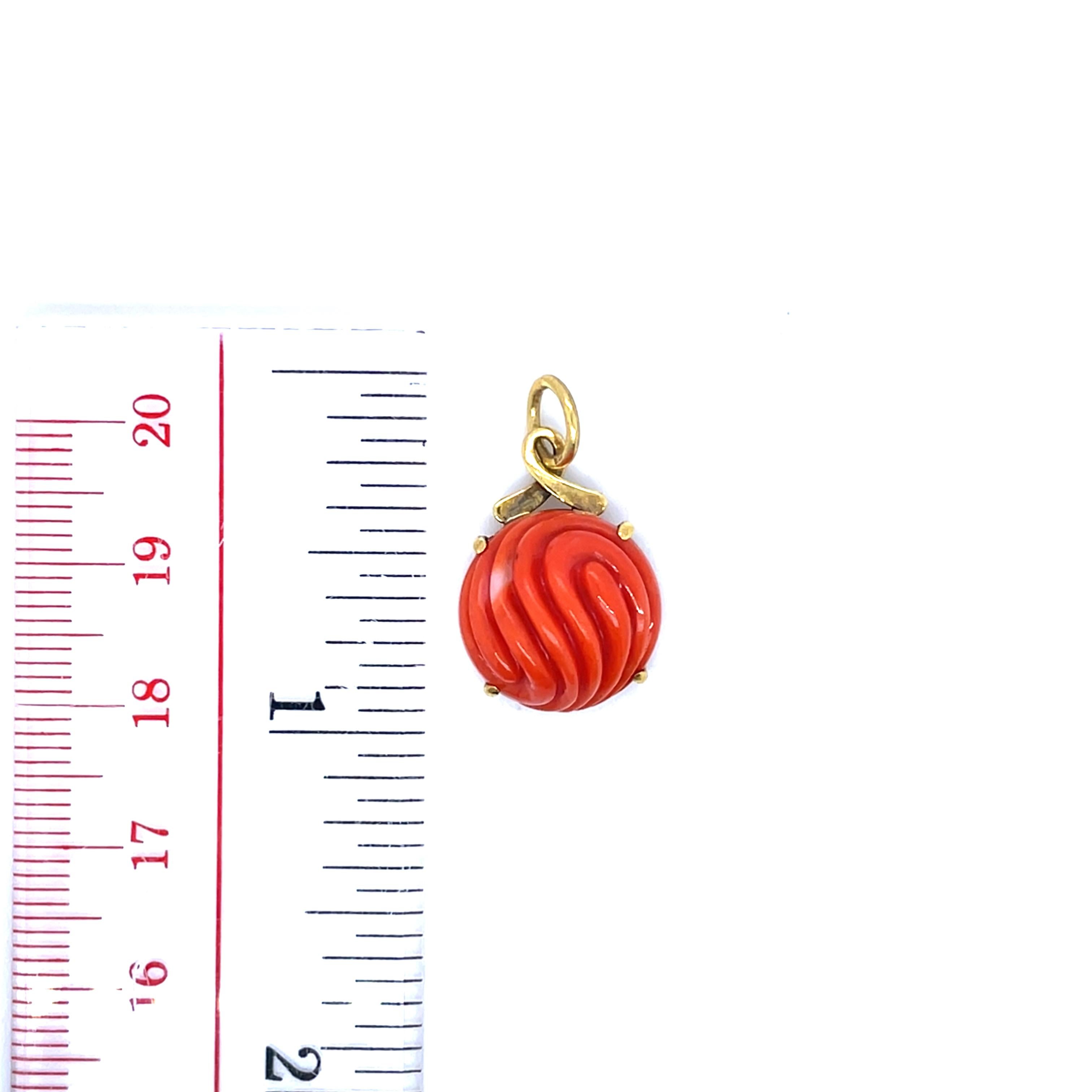 Ciondolo di corallo con cabochon rotondo inciso in vendita 6