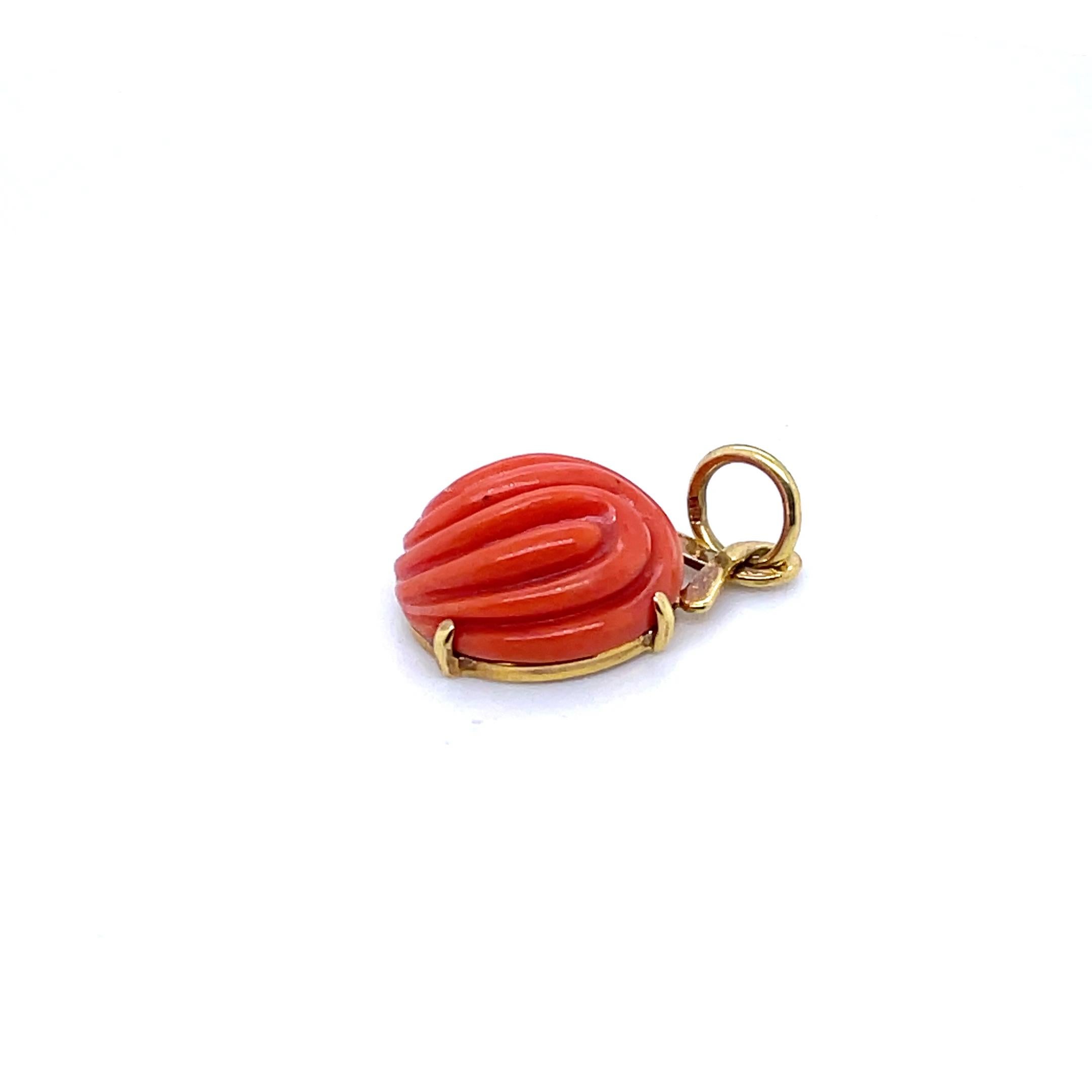 Ciondolo di corallo con cabochon rotondo inciso in vendita 6