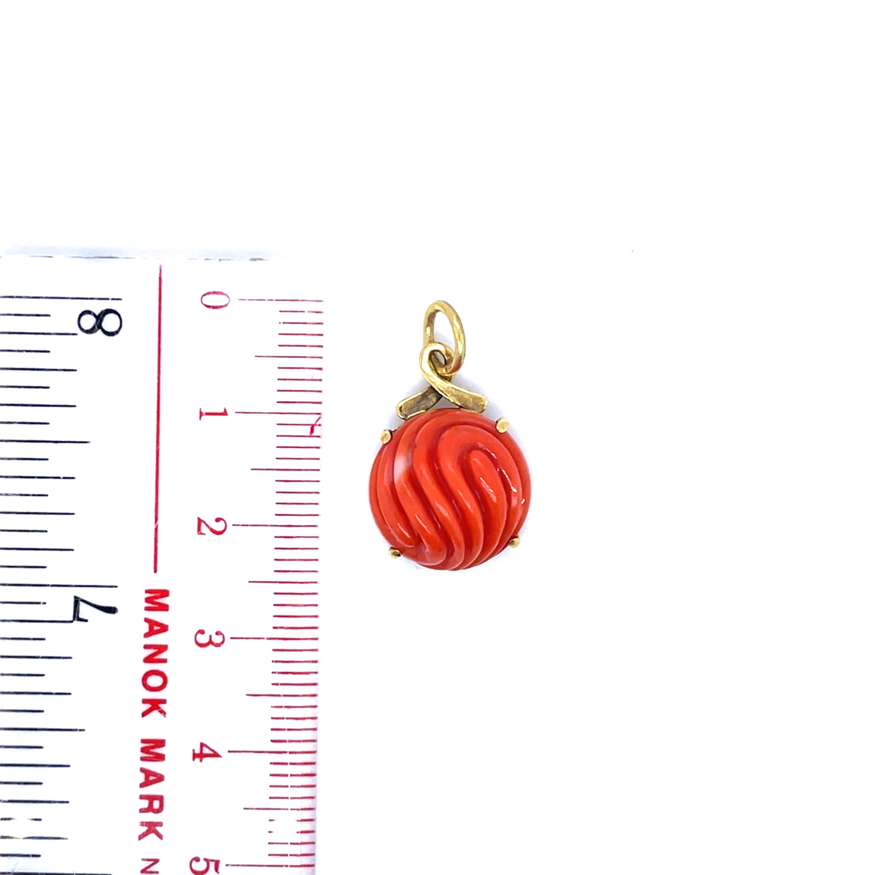 Ciondolo di corallo con cabochon rotondo inciso in vendita 7