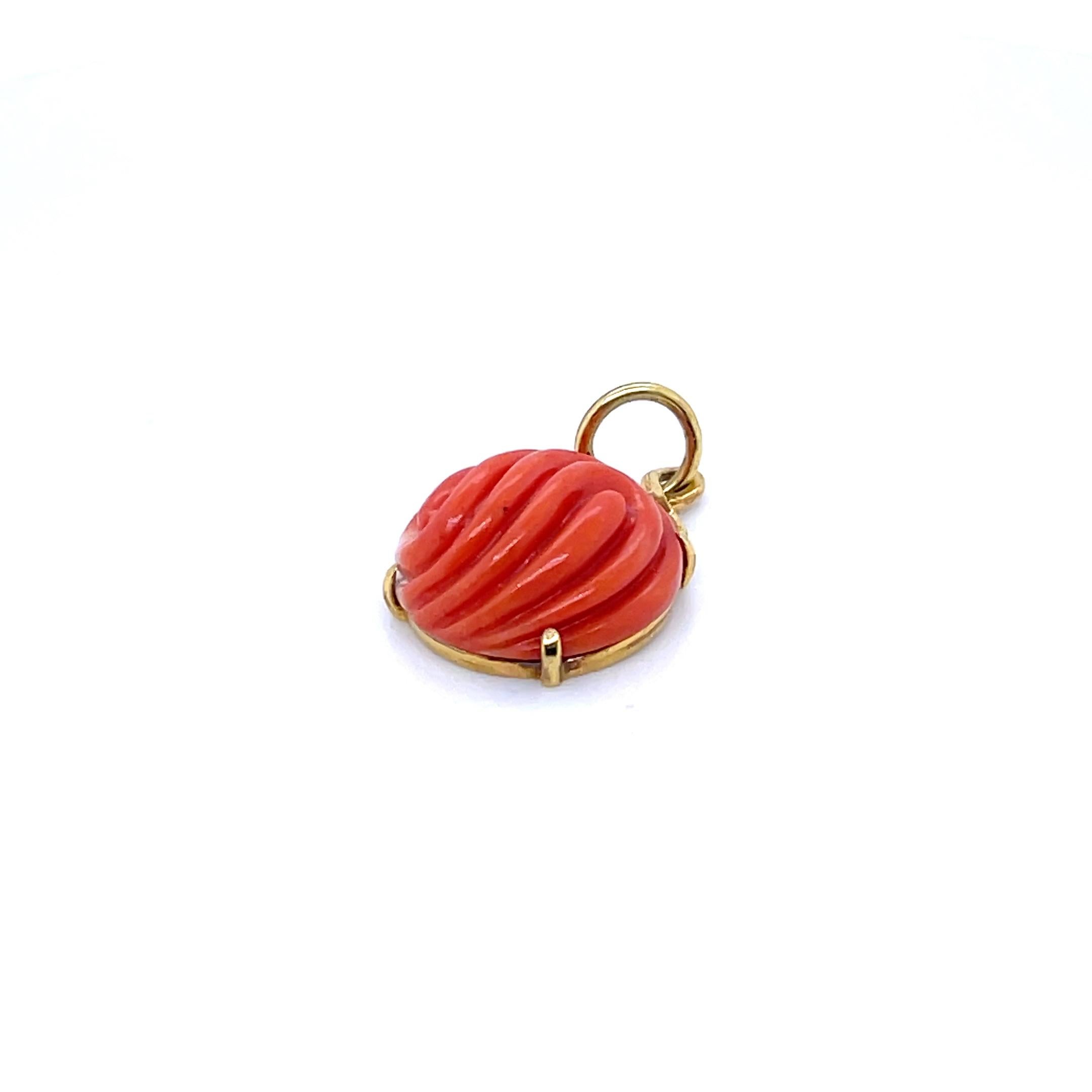 Ciondolo di corallo con cabochon rotondo inciso in vendita 7
