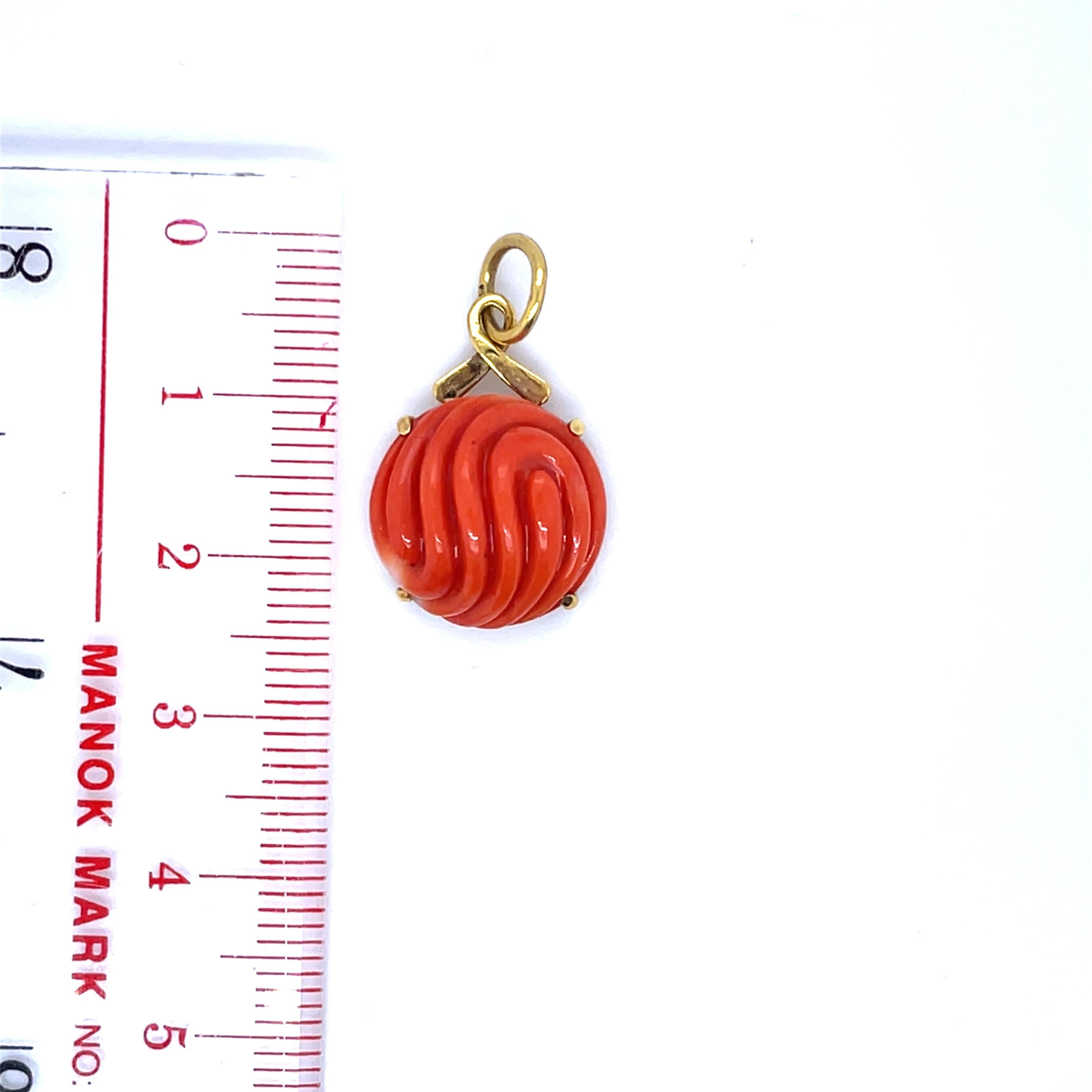 Ciondolo di corallo con cabochon rotondo inciso in vendita 8
