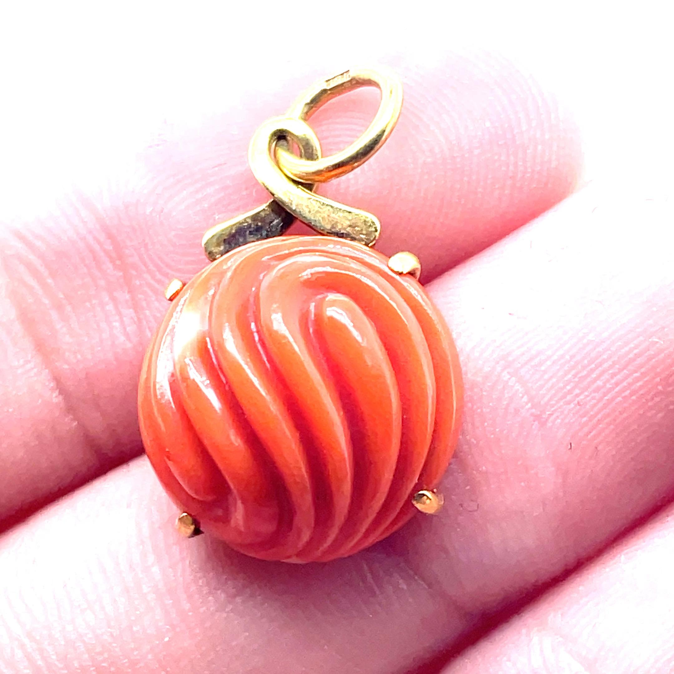 Contemporaneo Ciondolo di corallo con cabochon rotondo inciso in vendita