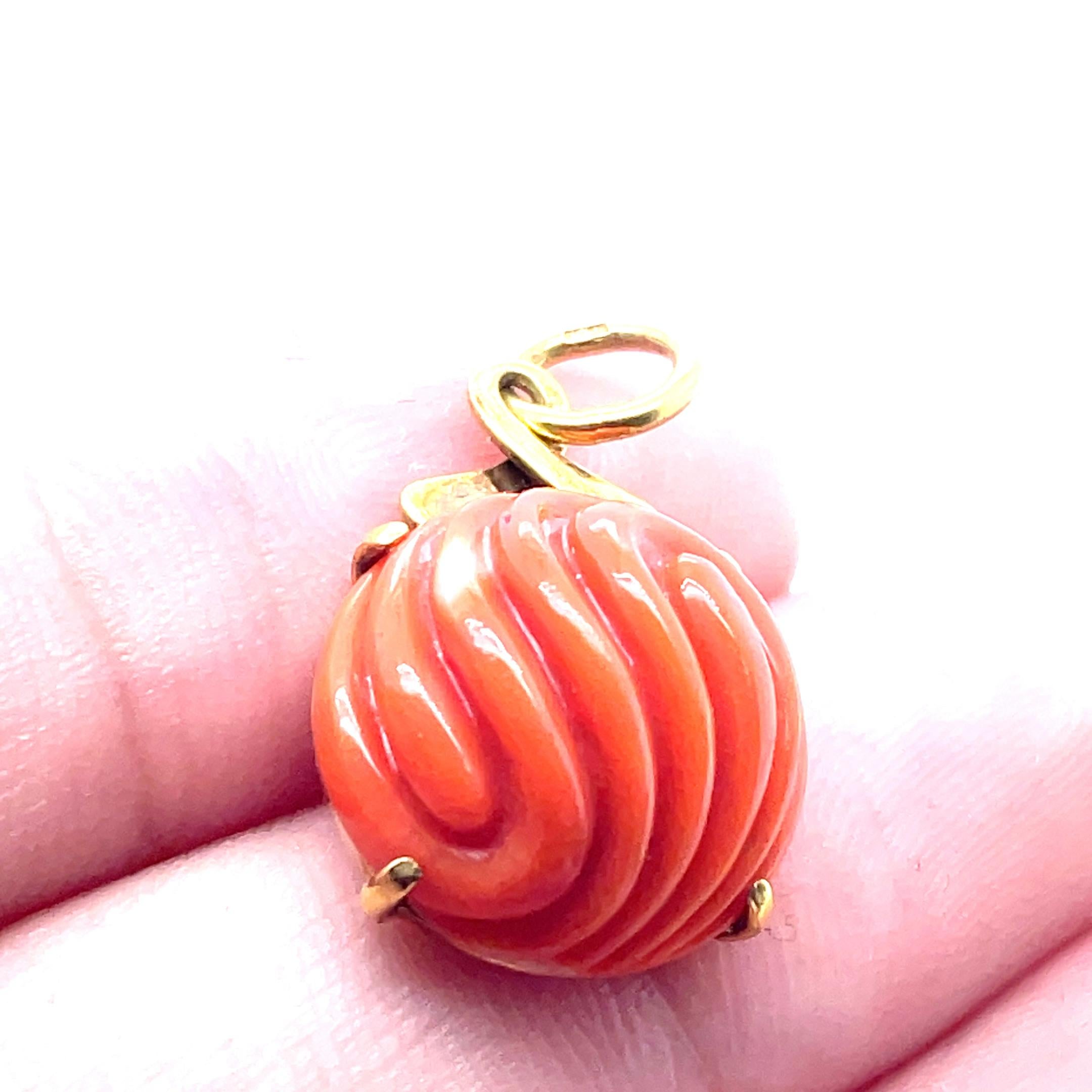 Ciondolo di corallo con cabochon rotondo inciso In condizioni Nuovo in vendita a Hong Kong, HK