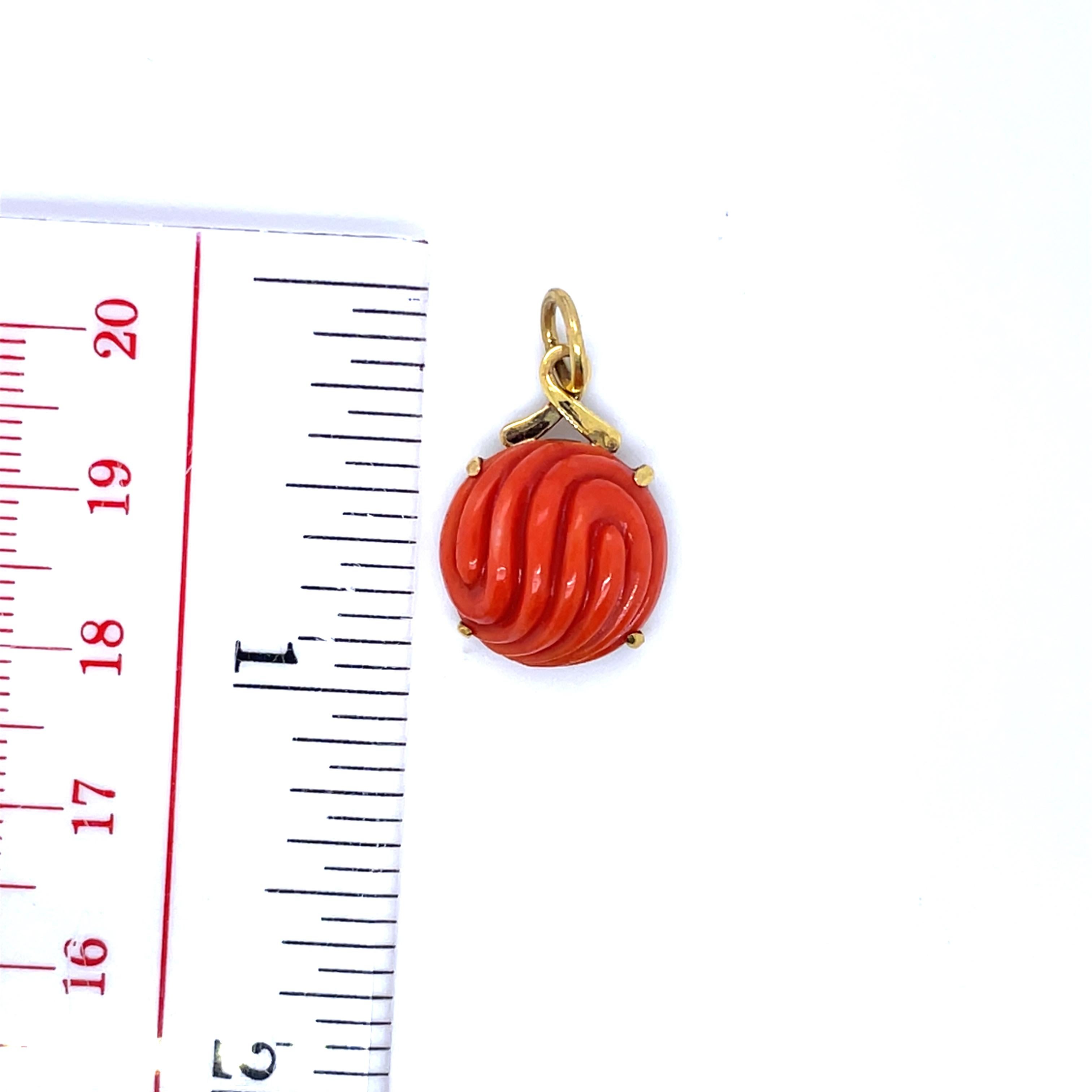 Ciondolo di corallo con cabochon rotondo inciso In condizioni Nuovo in vendita a Hong Kong, HK
