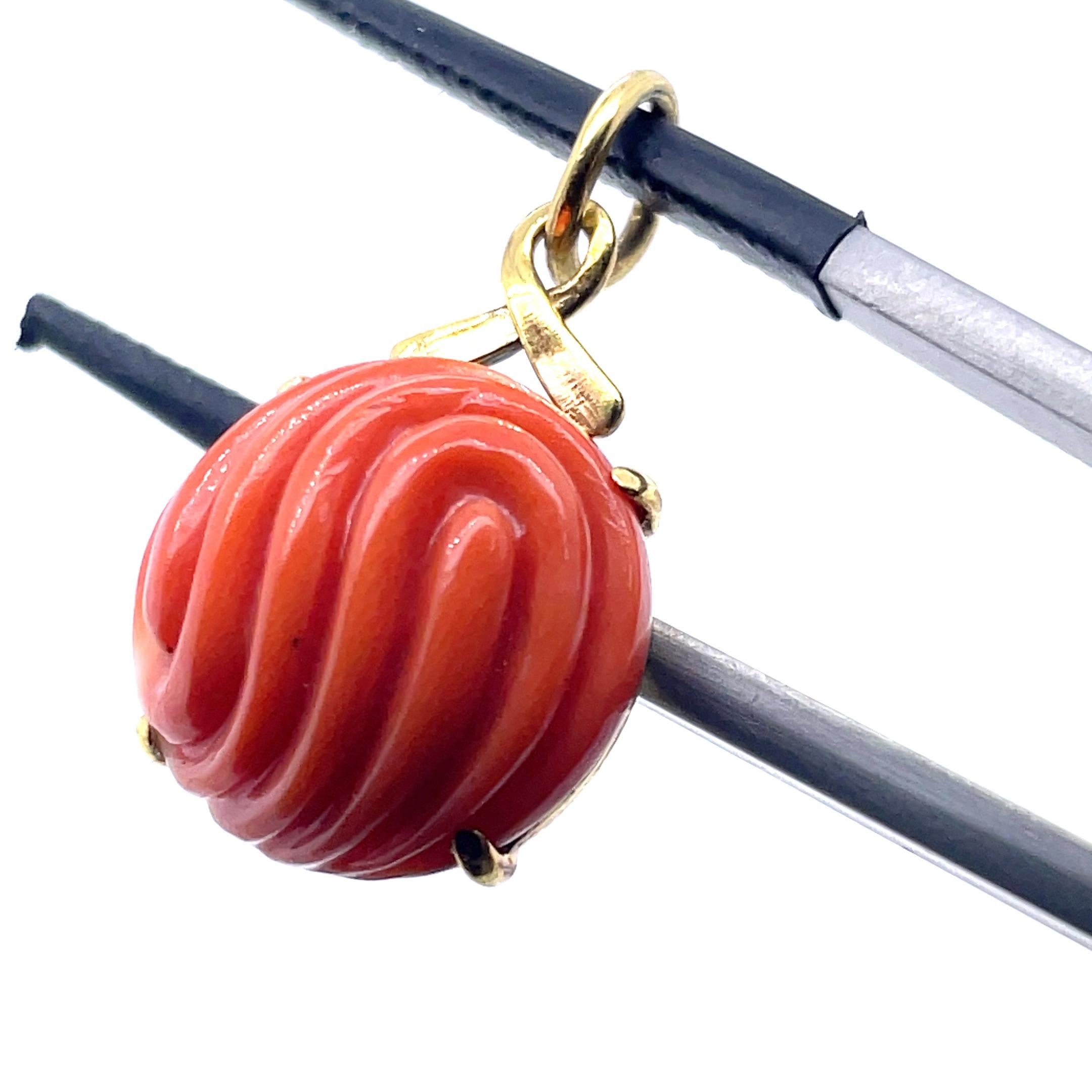 Ciondolo di corallo con cabochon rotondo inciso In condizioni Nuovo in vendita a Hong Kong, HK