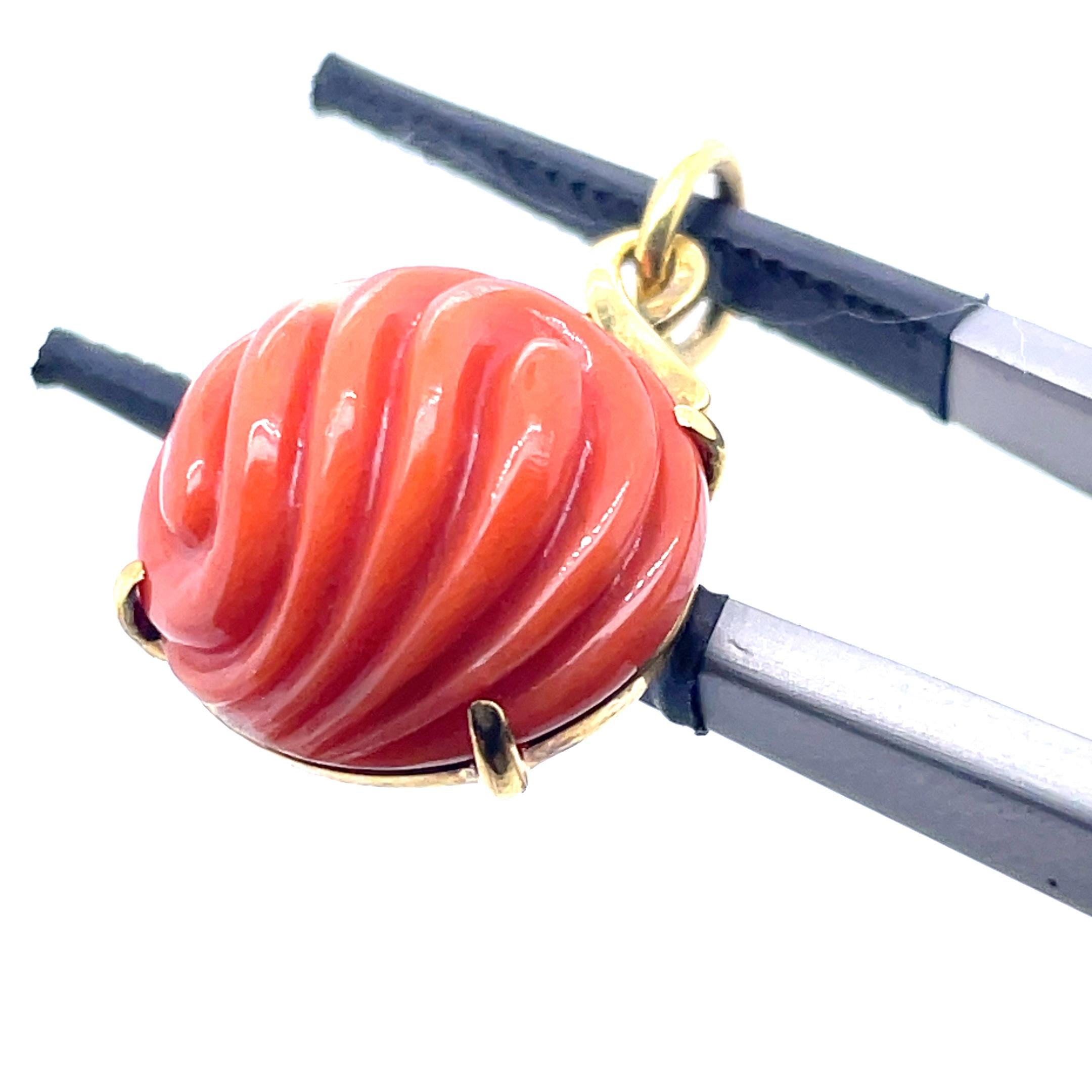 da uomo o donna Ciondolo di corallo con cabochon rotondo inciso in vendita