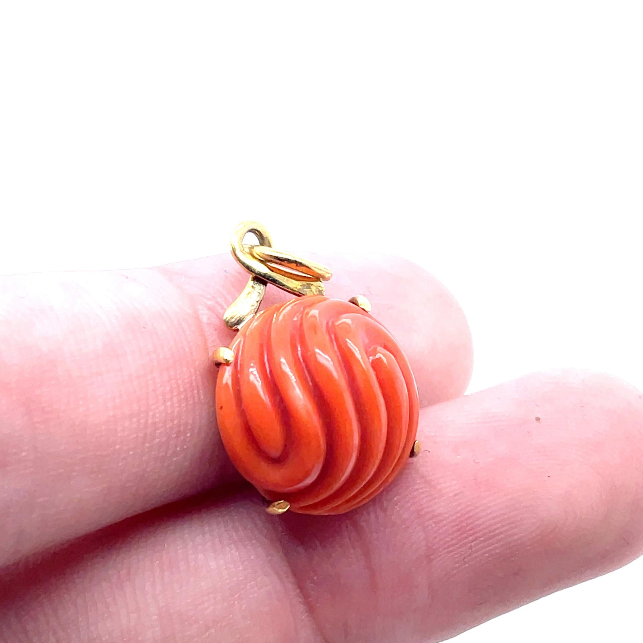 da uomo o donna Ciondolo di corallo con cabochon rotondo inciso in vendita
