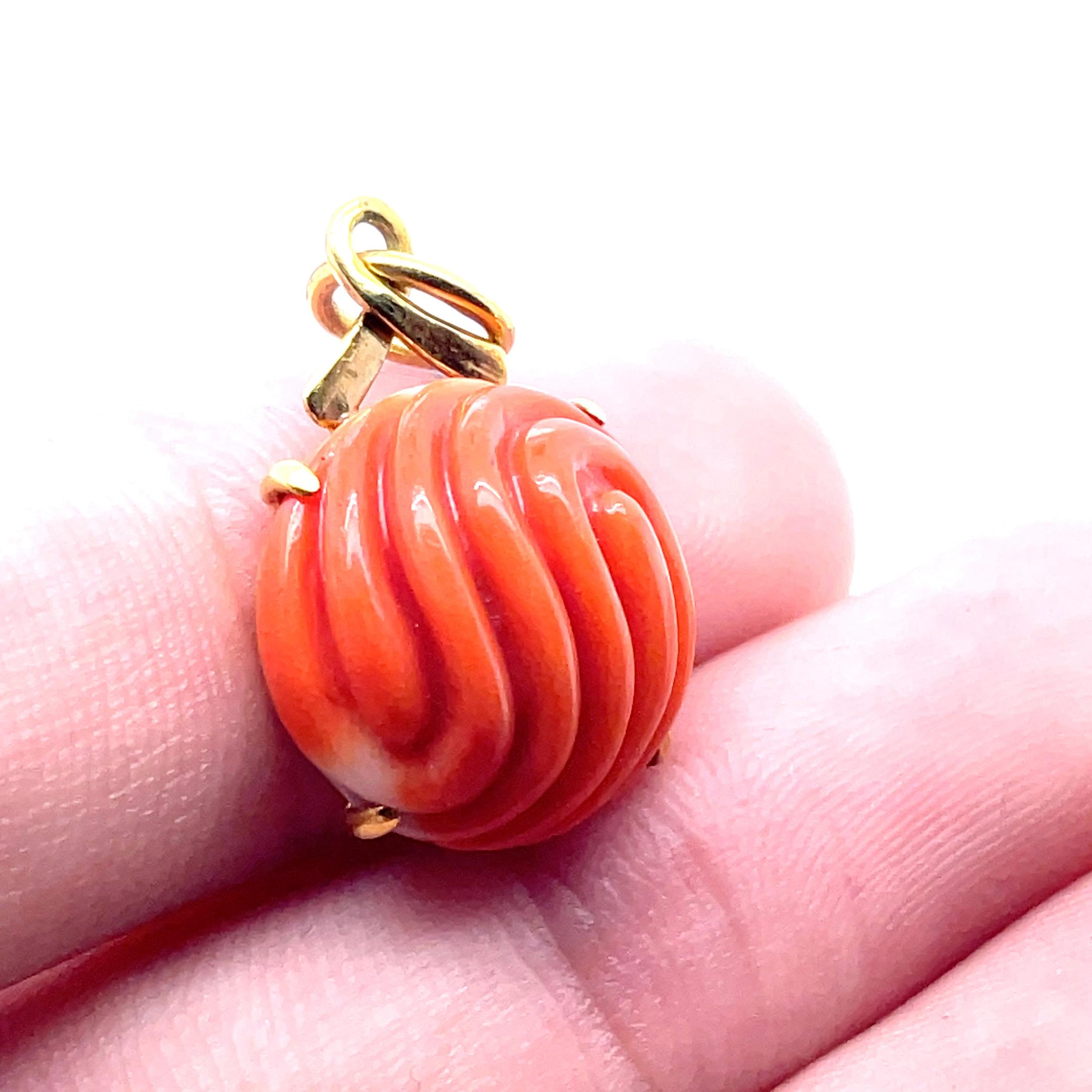 da uomo o donna Ciondolo di corallo con cabochon rotondo inciso in vendita