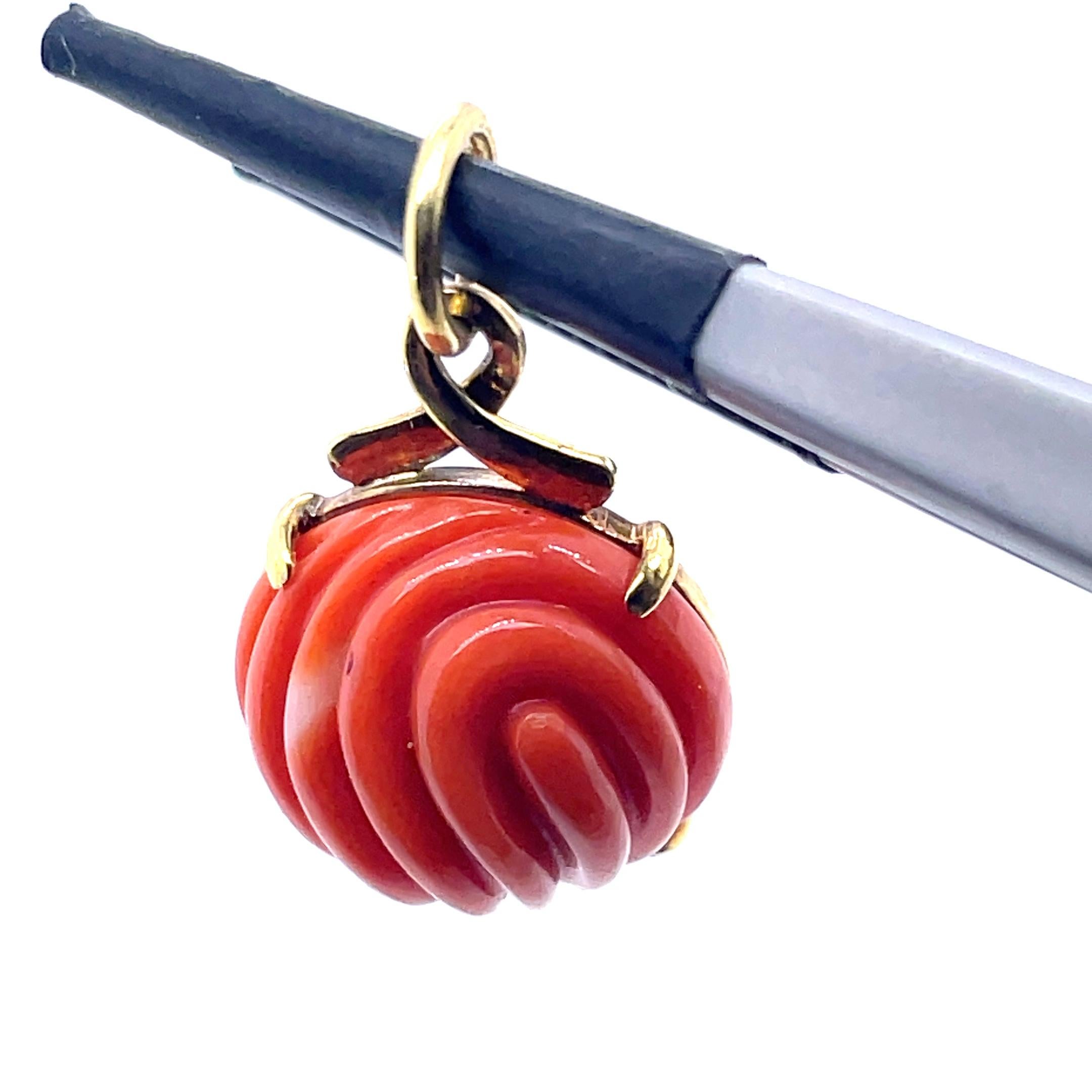 Ciondolo di corallo con cabochon rotondo inciso in vendita 1