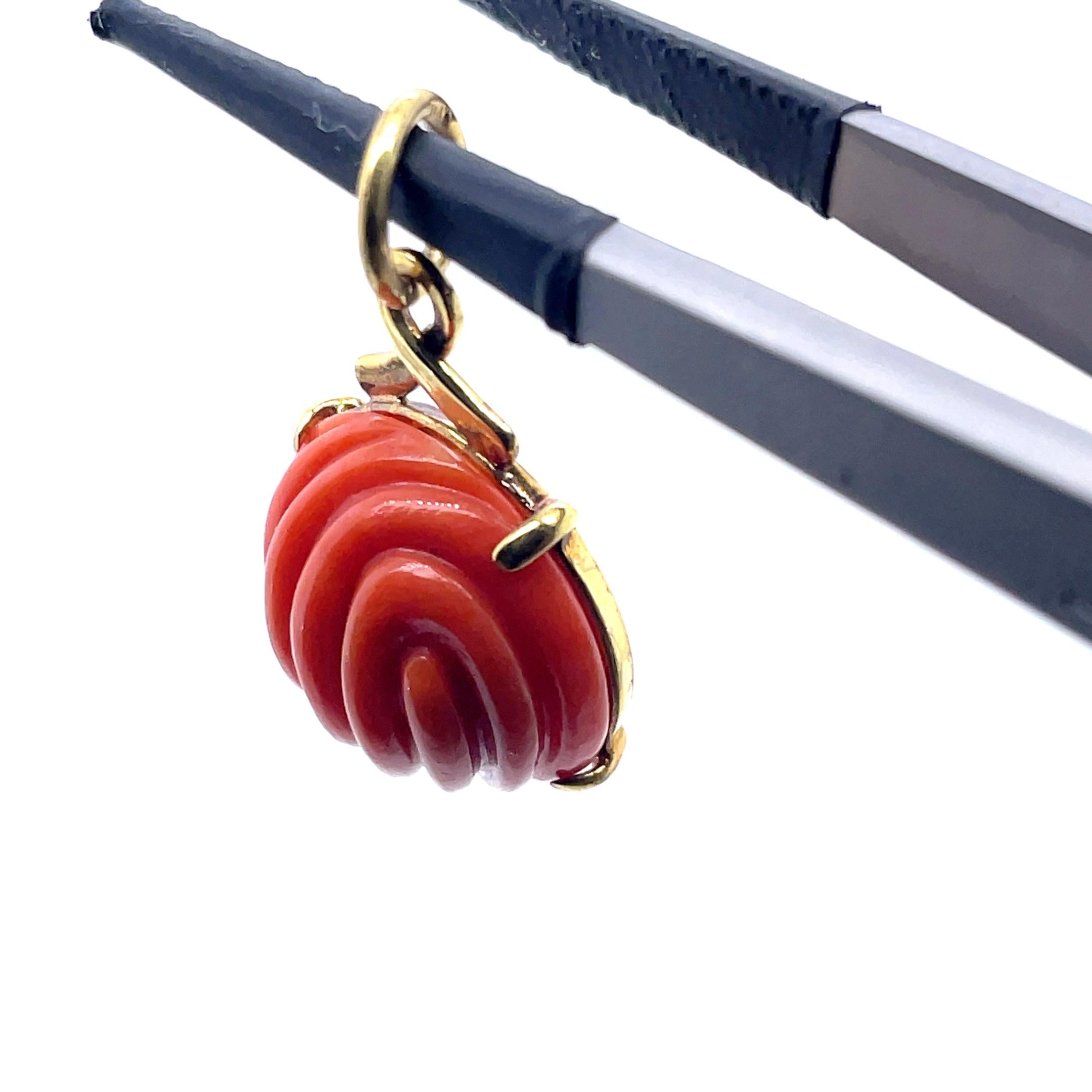 Ciondolo di corallo con cabochon rotondo inciso in vendita 1