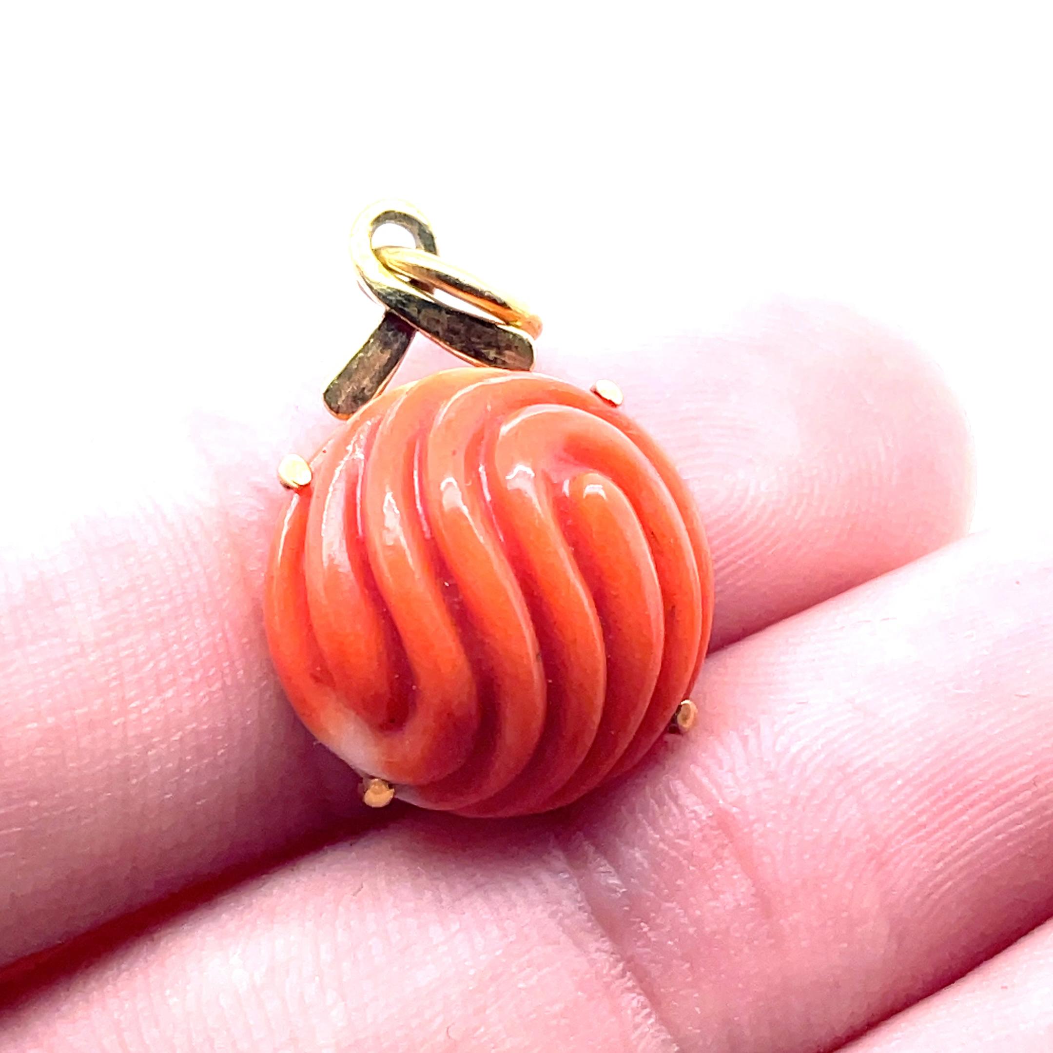 Ciondolo di corallo con cabochon rotondo inciso in vendita 1