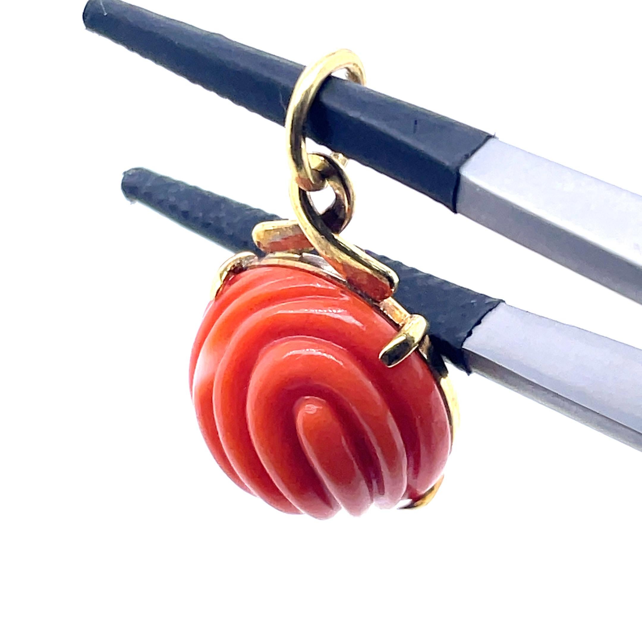Ciondolo di corallo con cabochon rotondo inciso in vendita 2