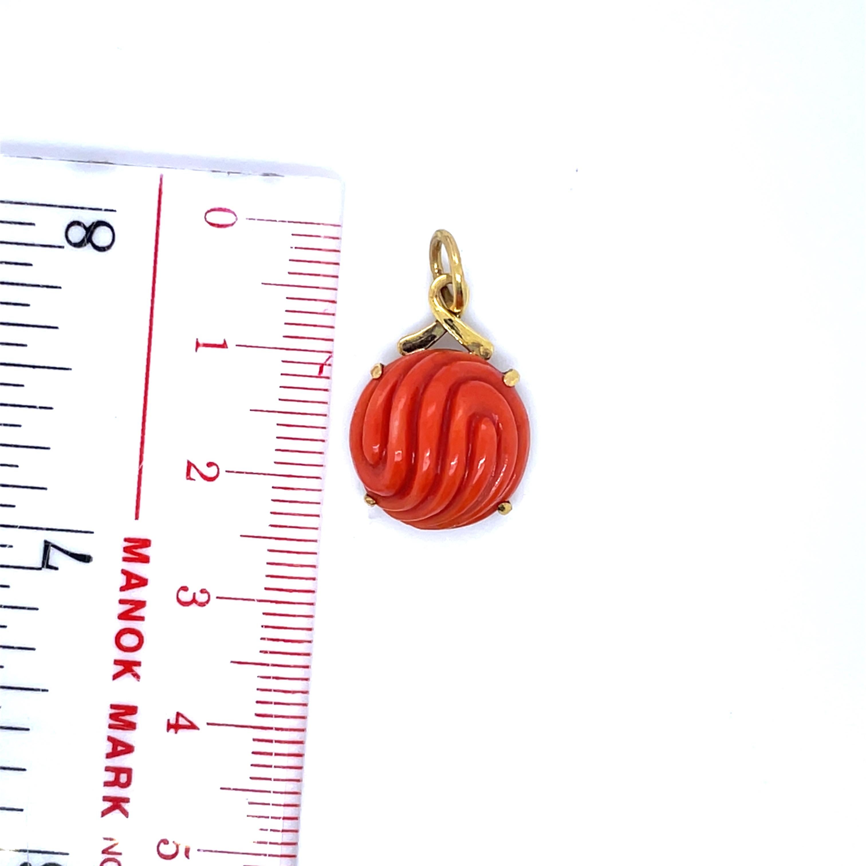 Ciondolo di corallo con cabochon rotondo inciso in vendita 2