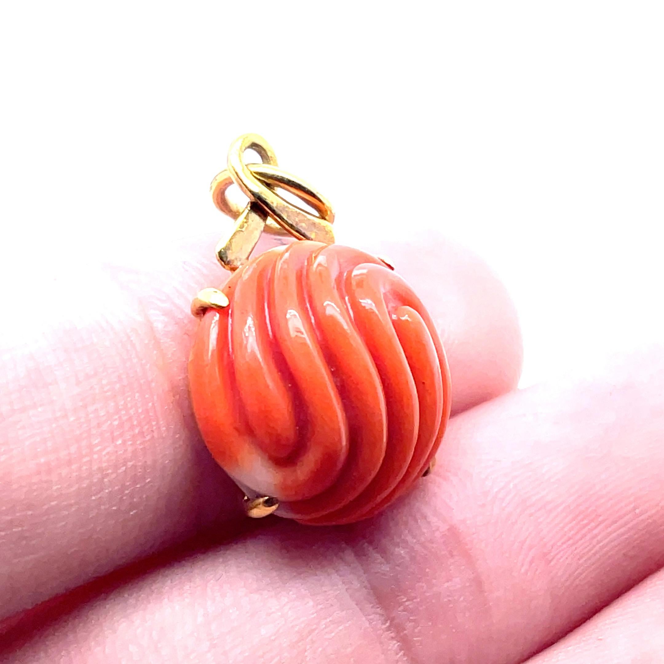 Ciondolo di corallo con cabochon rotondo inciso in vendita 2