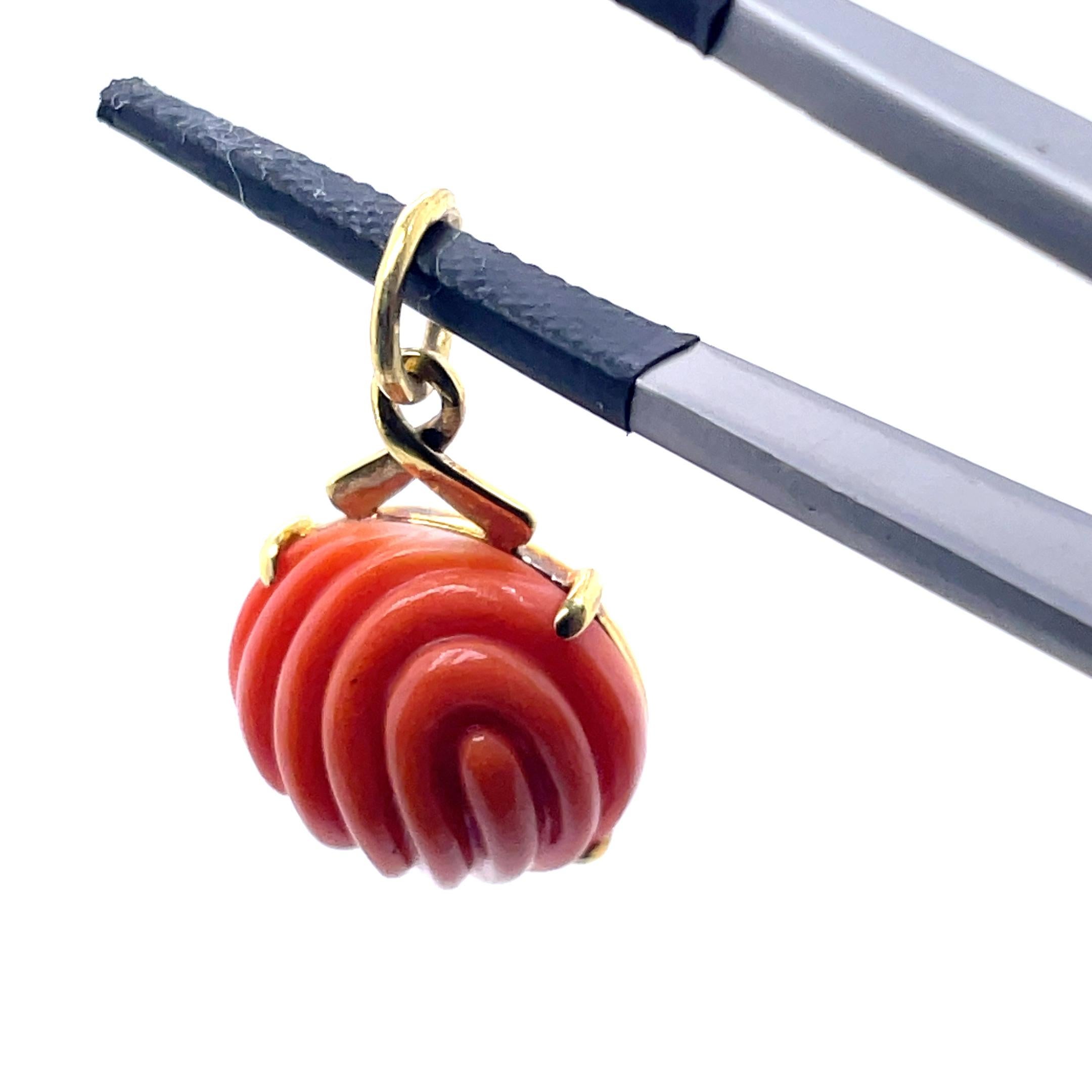 Ciondolo di corallo con cabochon rotondo inciso in vendita 3