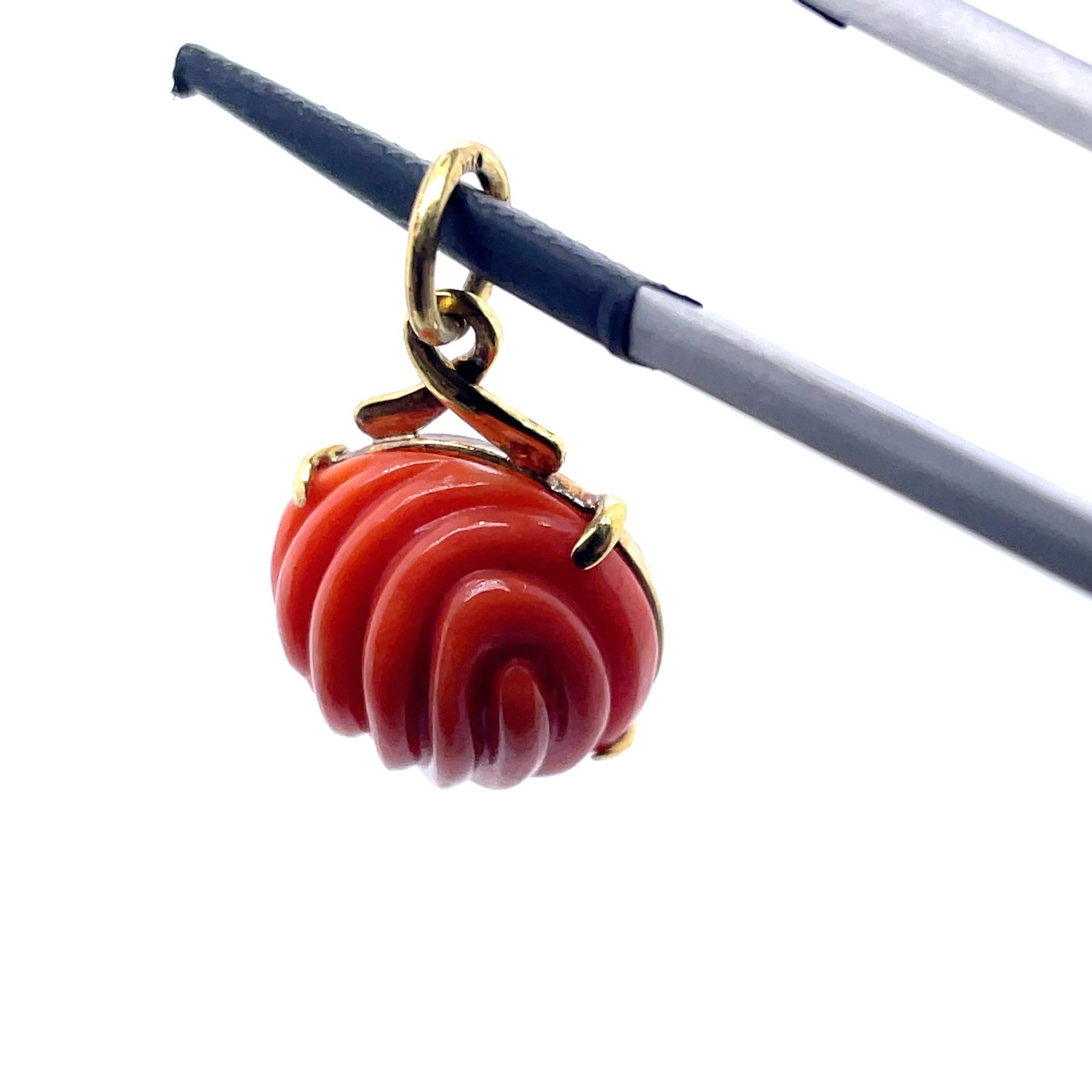 Ciondolo di corallo con cabochon rotondo inciso in vendita 4