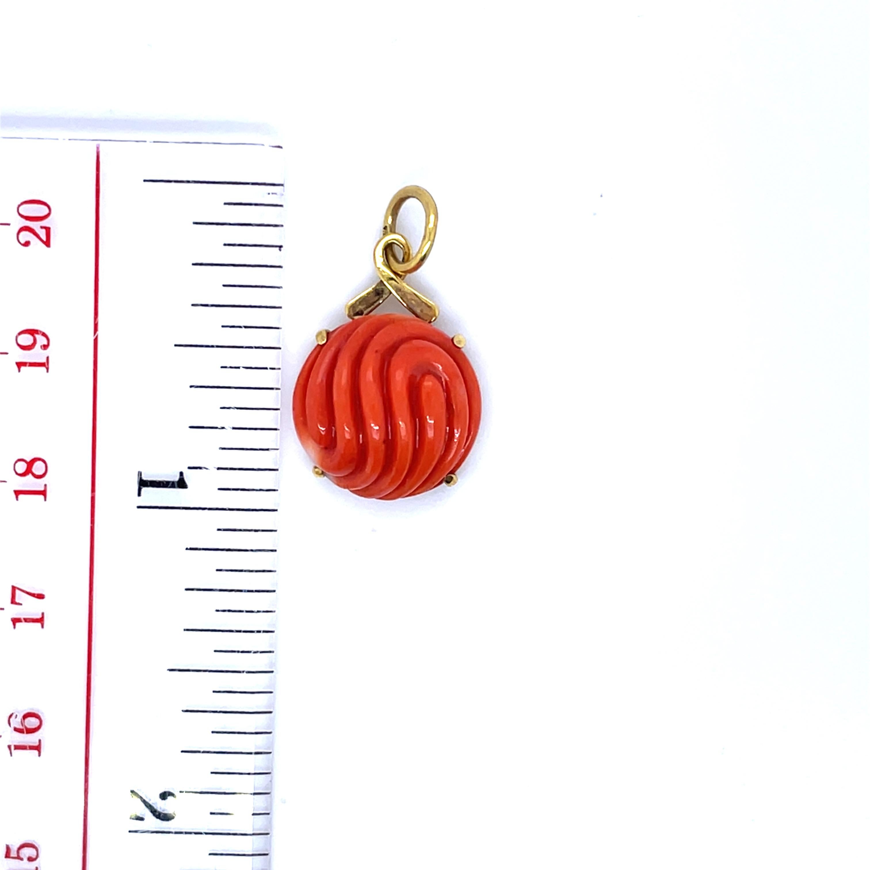 Ciondolo di corallo con cabochon rotondo inciso in vendita 4