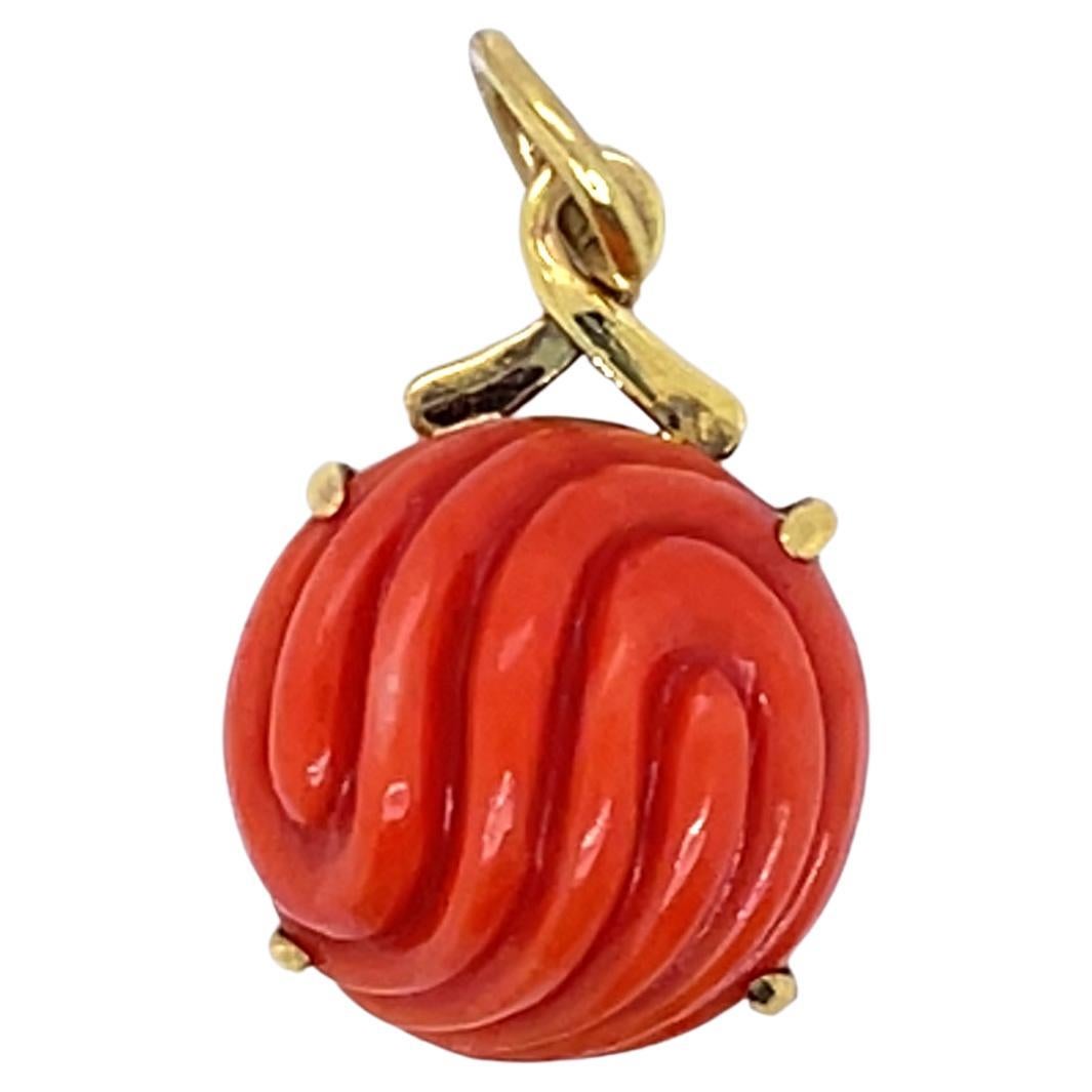 Ciondolo di corallo con cabochon rotondo inciso