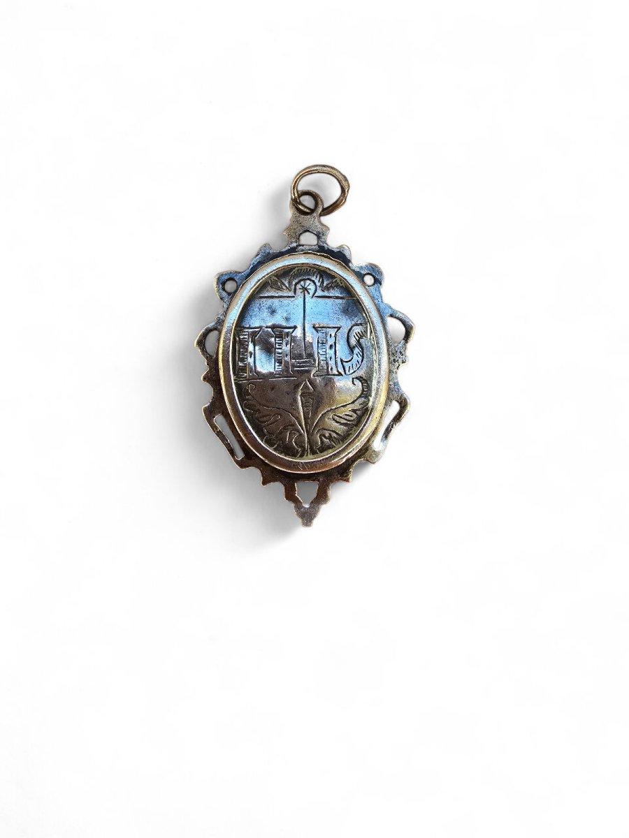Reliquaire religieux ancien en argent gravé, datant du 18e siècle. Cette pièce de dévotion comporte des lettres ou des inscriptions gravées d'un côté et, de l'autre, une représentation très détaillée d'un saint, sculptée à la main.

Période : XVIIIe