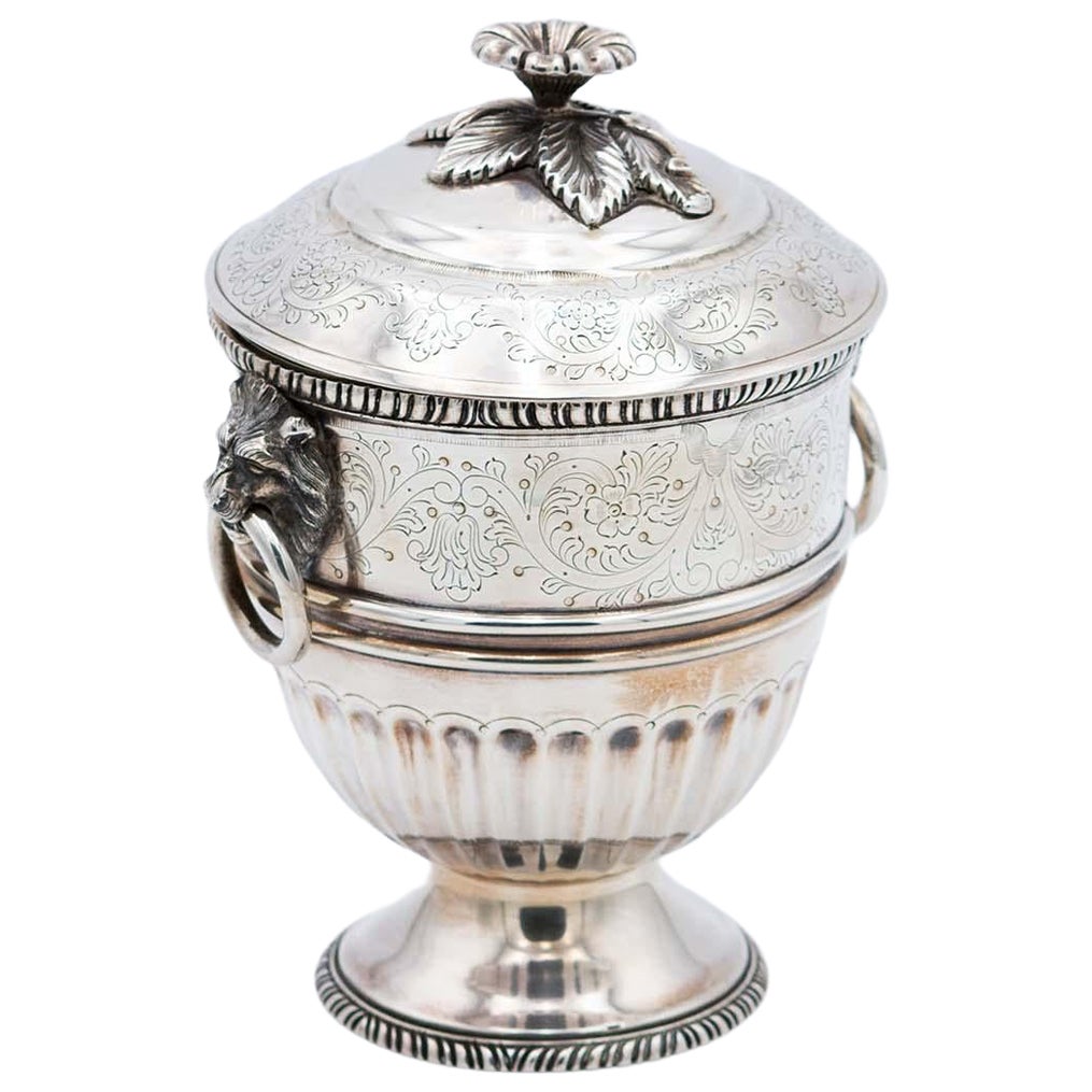 Engraved silver urn in vendita