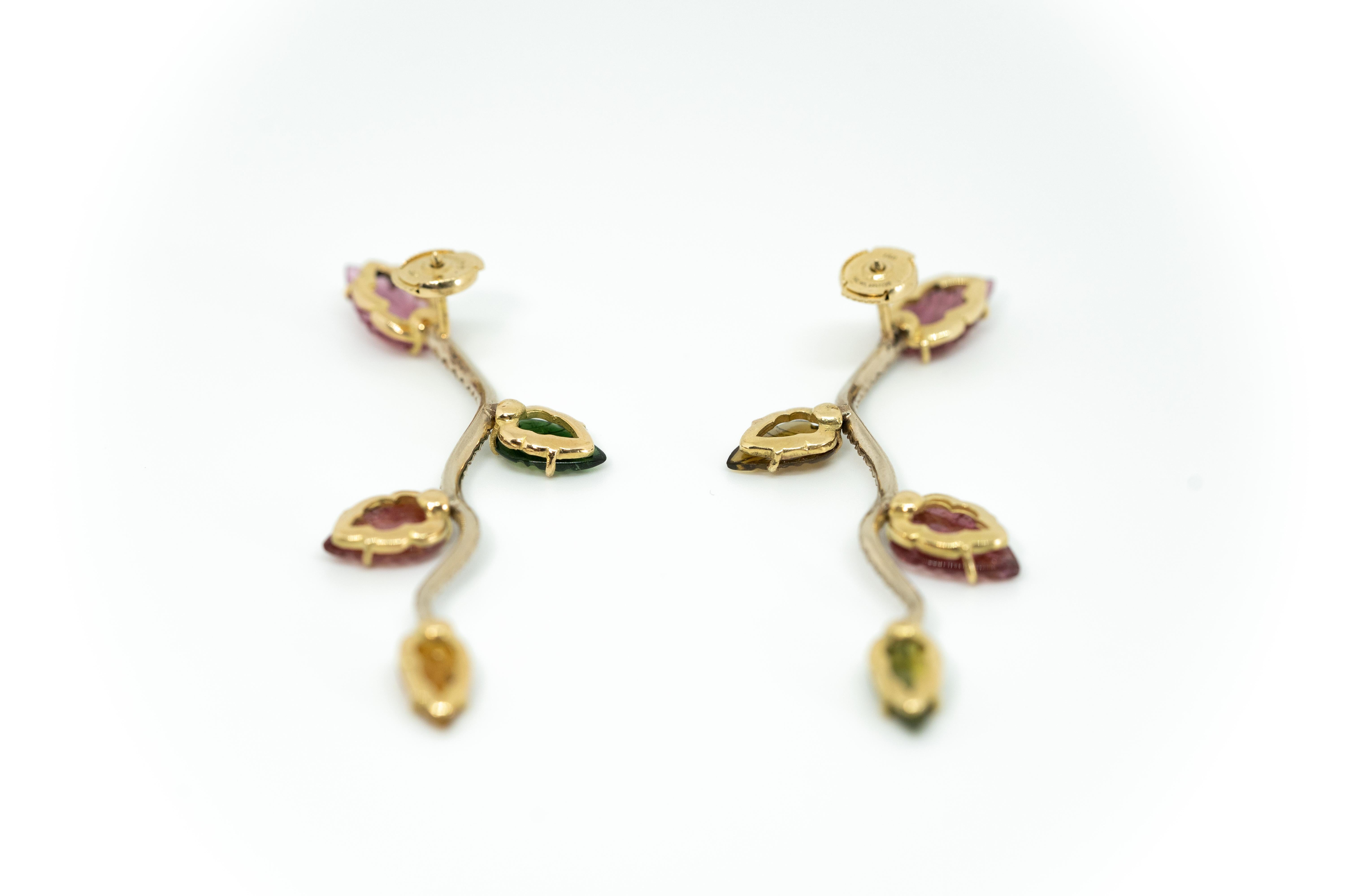 18K White and Yellow Gold Earrings Set with Engraved Tourmalines and Diamonds In New Condition For Sale In Paris, FR