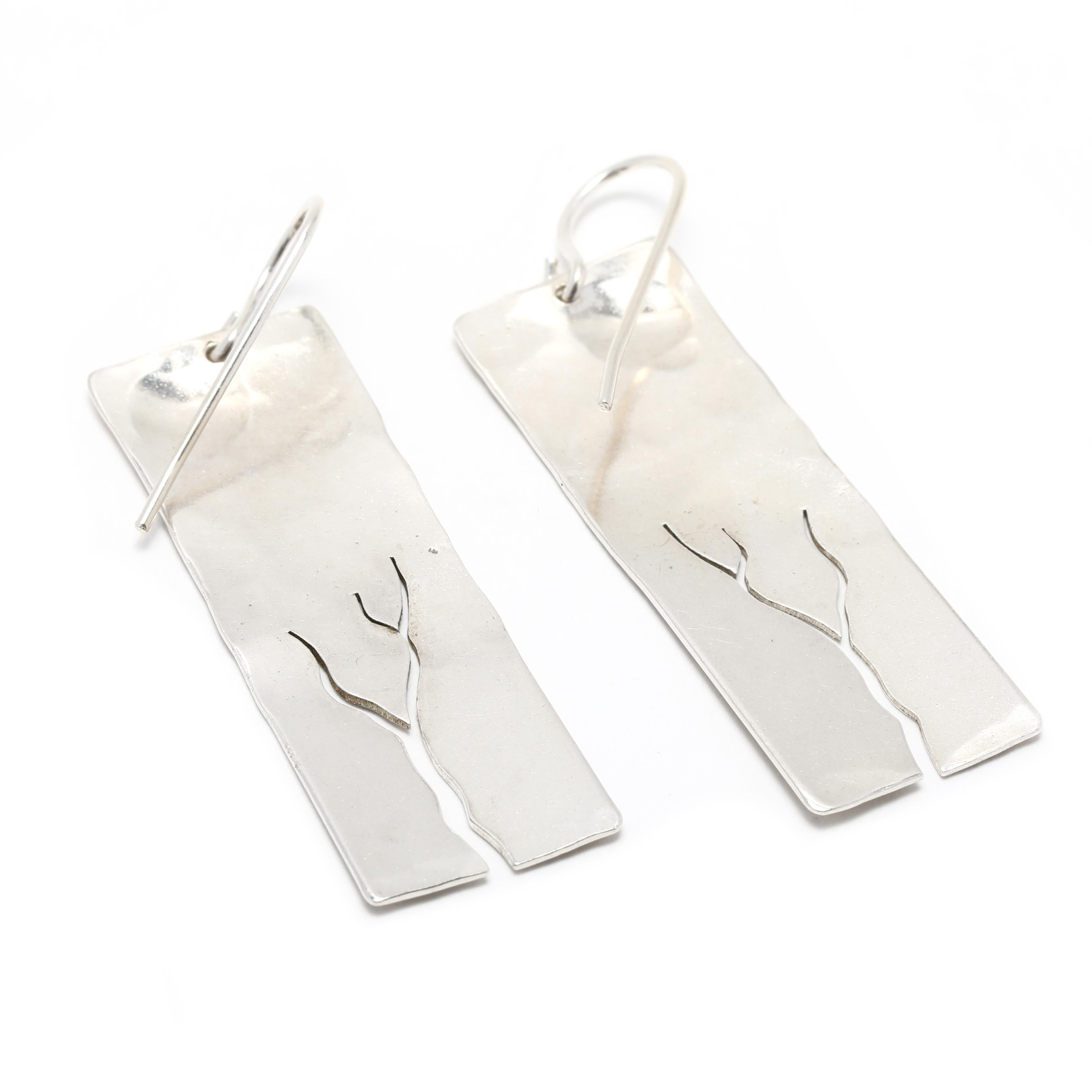Diese eleganten, rechteckigen Ohrringe zeigen ein in Sterlingsilber eingraviertes Vintage-Design des Lebensbaums. Von der Spitze der Ohrdrähte bis zur Unterseite der Ohrringe messen sie 1 7/8 Zoll in der Länge. Das Symbol des Lebensbaums ist eine
