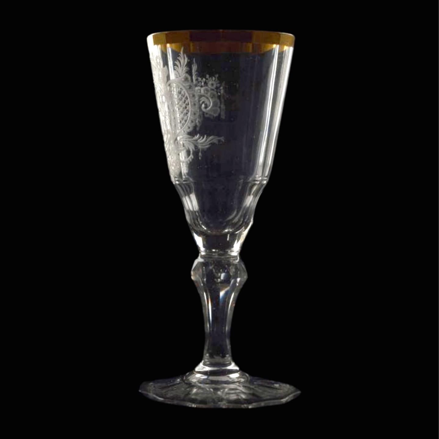 Graviertes Warmbrunner Weinglas mit Goldrand. Schlesien C1720. (Neoklassisch) im Angebot