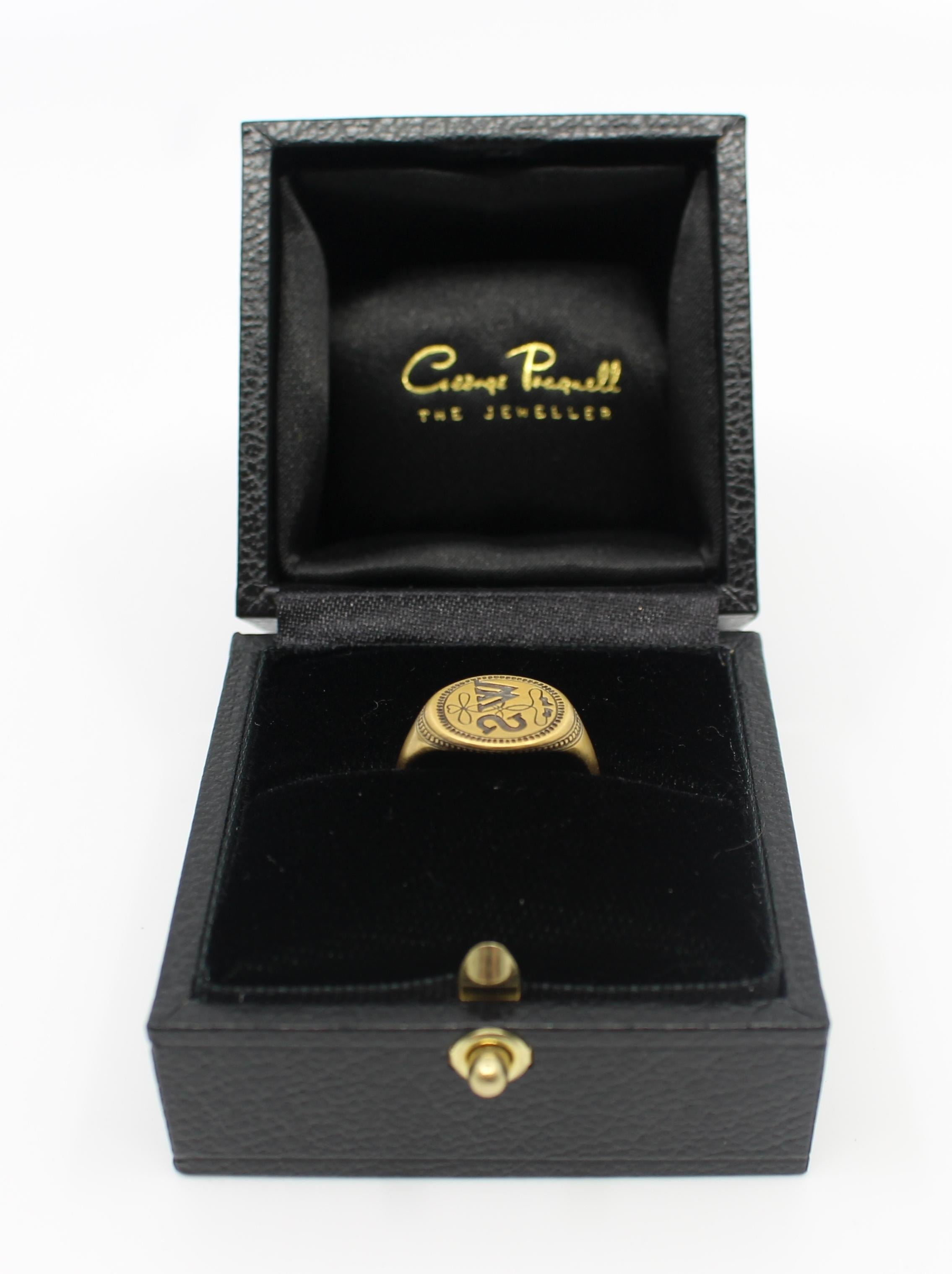 Designer 
George Pragnell

Gold 
Fully hallmarked, stamped 750. Sold as and testing as 20ct

Weight 
8.6 g

Ring size:
L 1/2 (British), 6 (US)

Condition:
Excellent. Never worn. Original padded jewelers ring box. Complete with