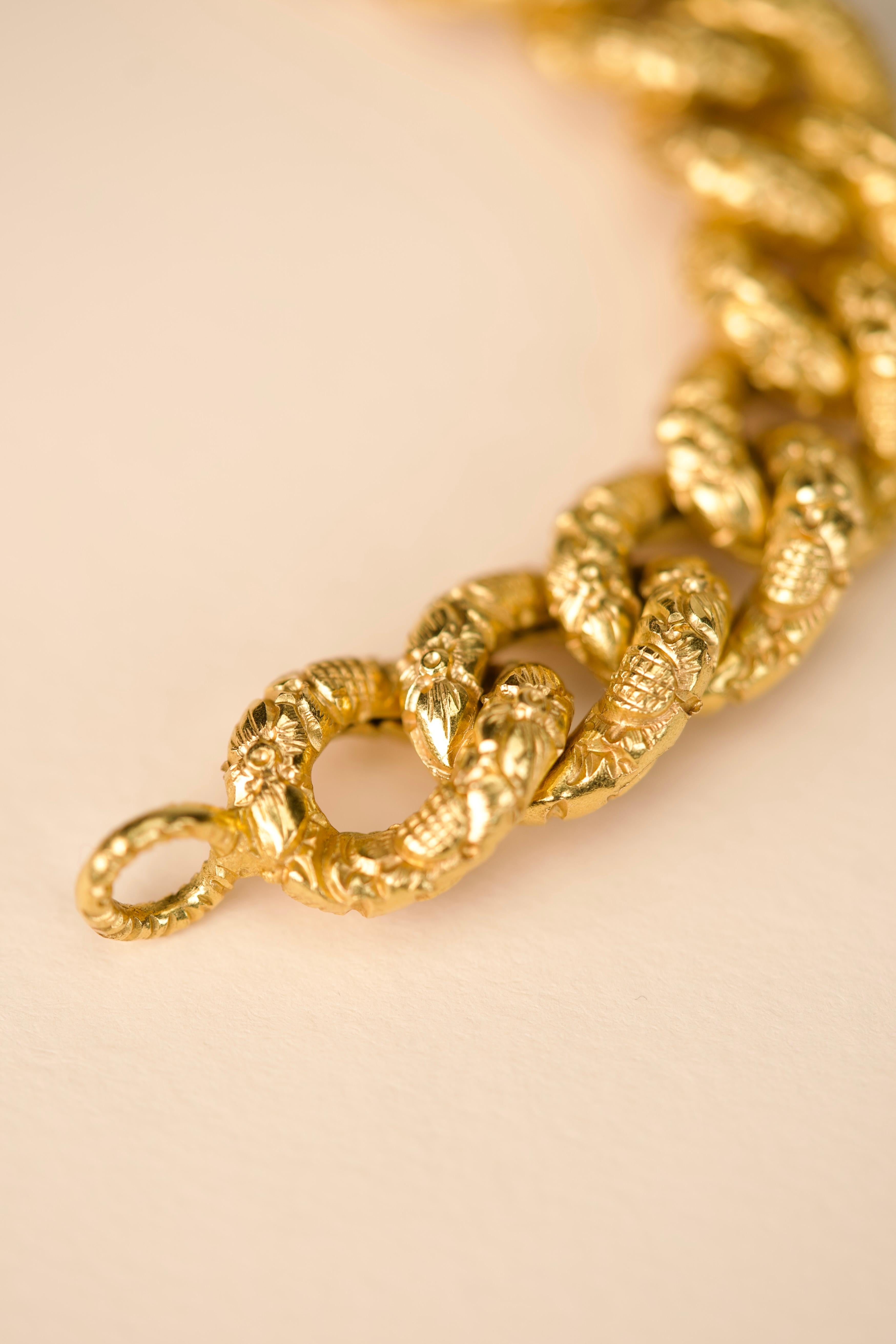 Bracelet en or jaune gravé en vente 1