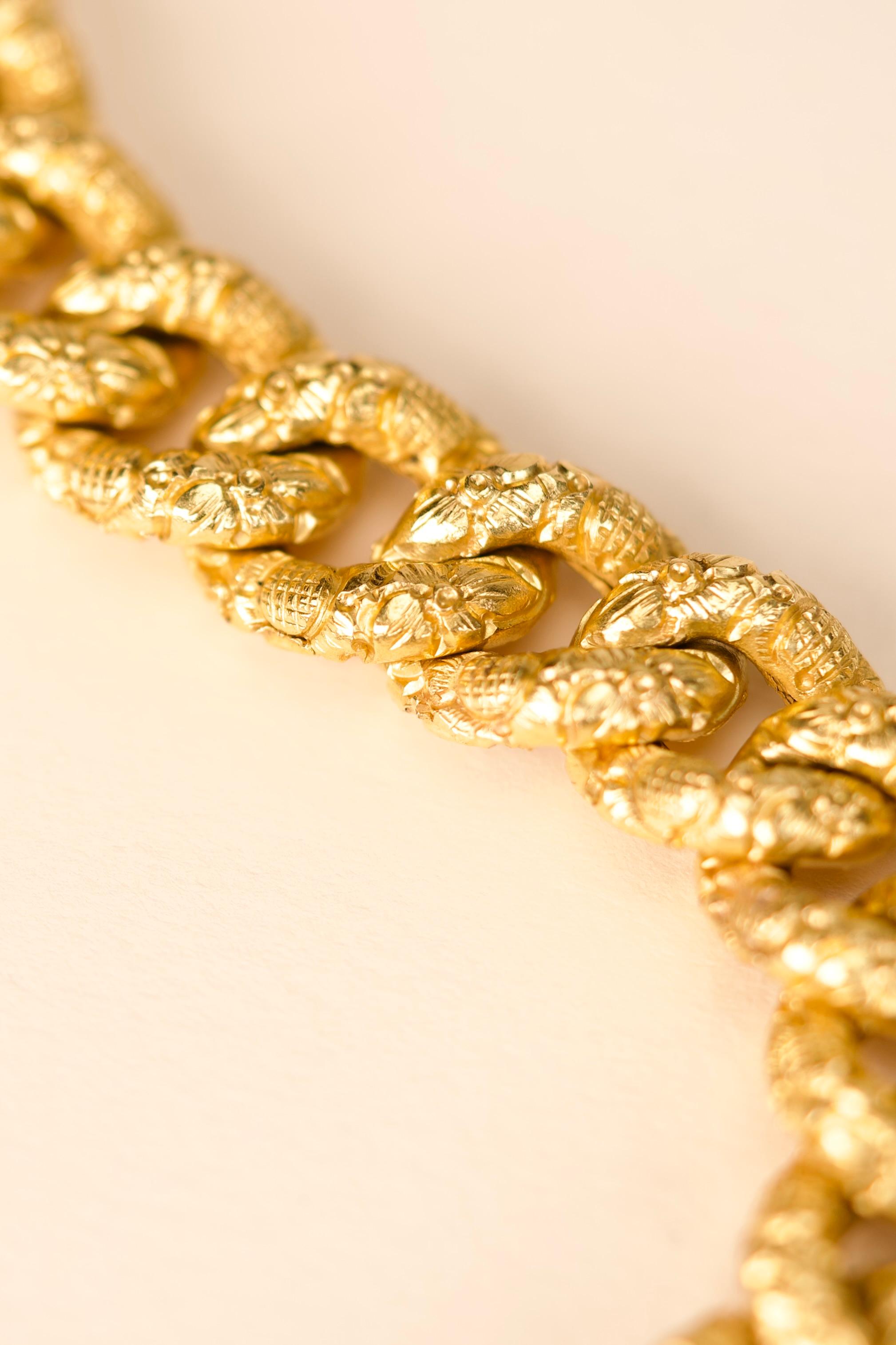 Bracelet en or jaune gravé en vente 2