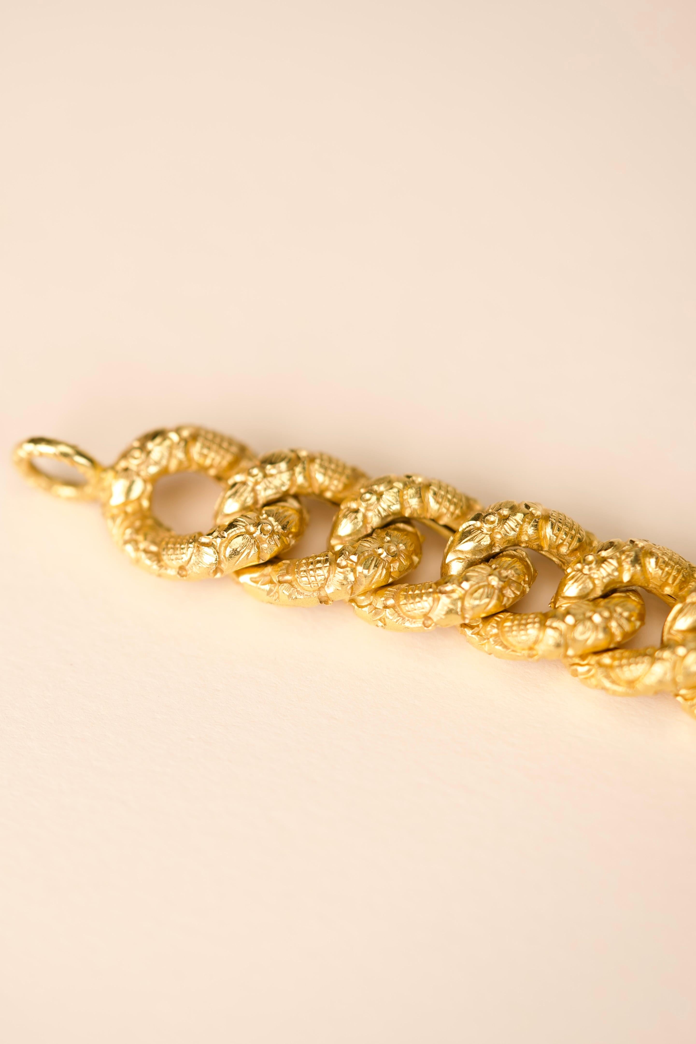 Bracelet en or jaune gravé en vente 3