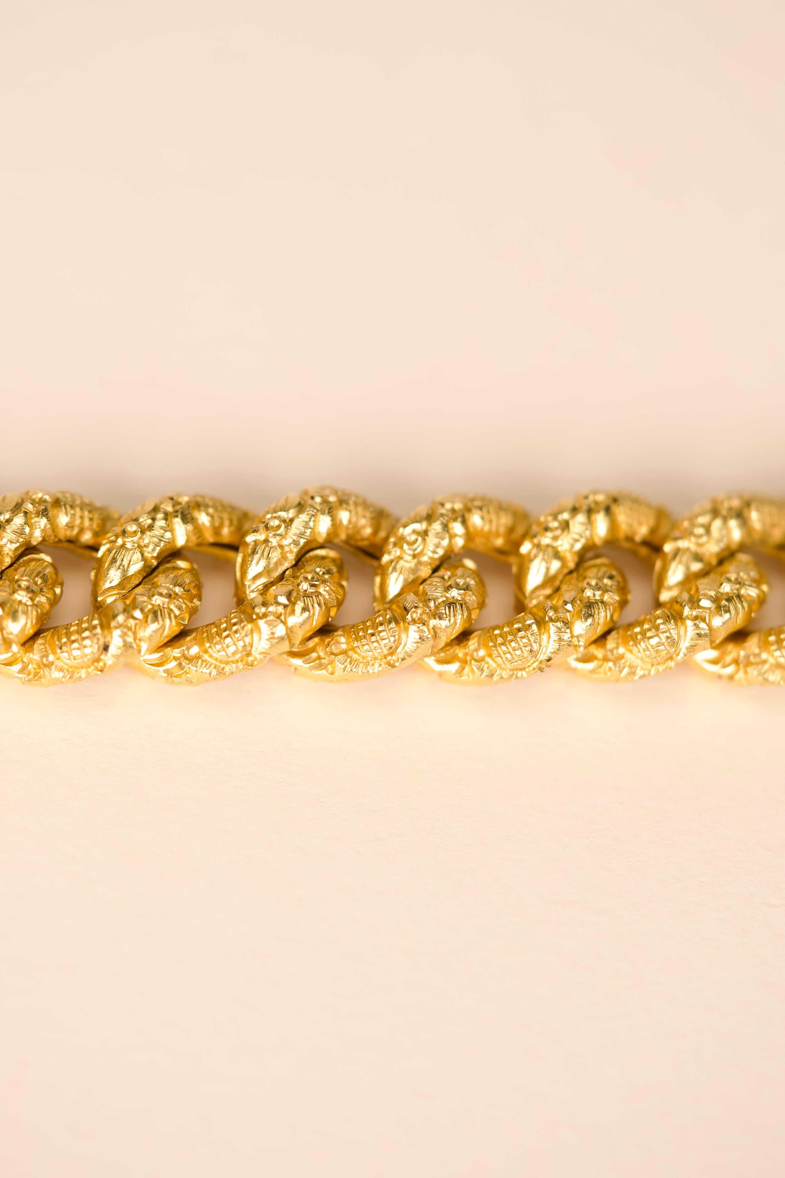 Bracelet en or jaune gravé en vente 4