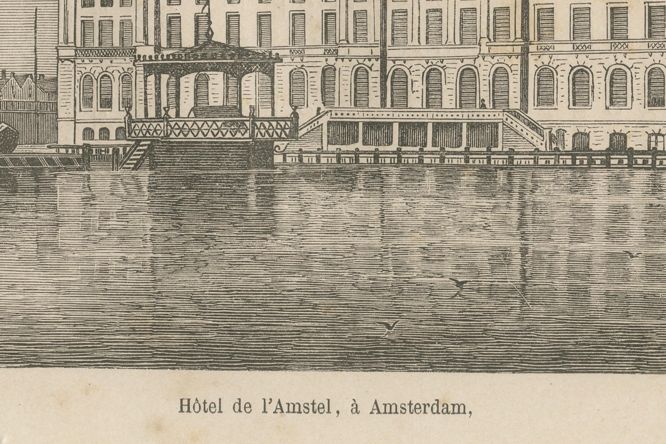 Gravure de l'Hôtel de l'Amstel à Amsterdam, vue de la rivière Amstel, c.1870 État moyen - En vente à Langweer, NL