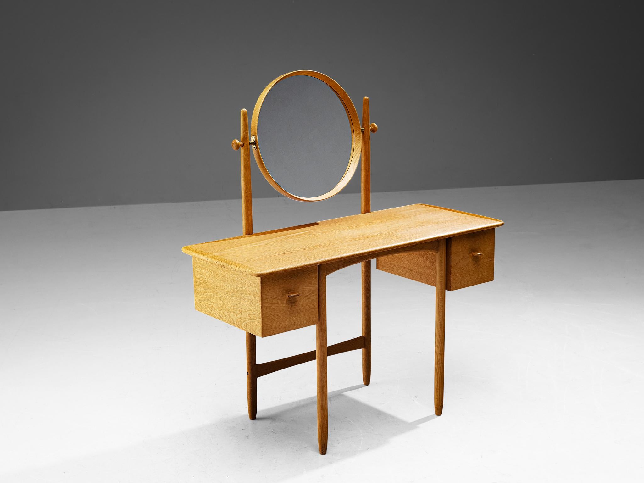 Sven Engström & Gunnar Myrstrand for SMF Svenska Möbelfabriken Bodafors, vanity table, oak, mirror, Sweden, 1960s

This elegant vanity table combines simplicity with style in an superb manner. Executed in blonde and natural oak, this piece radiates