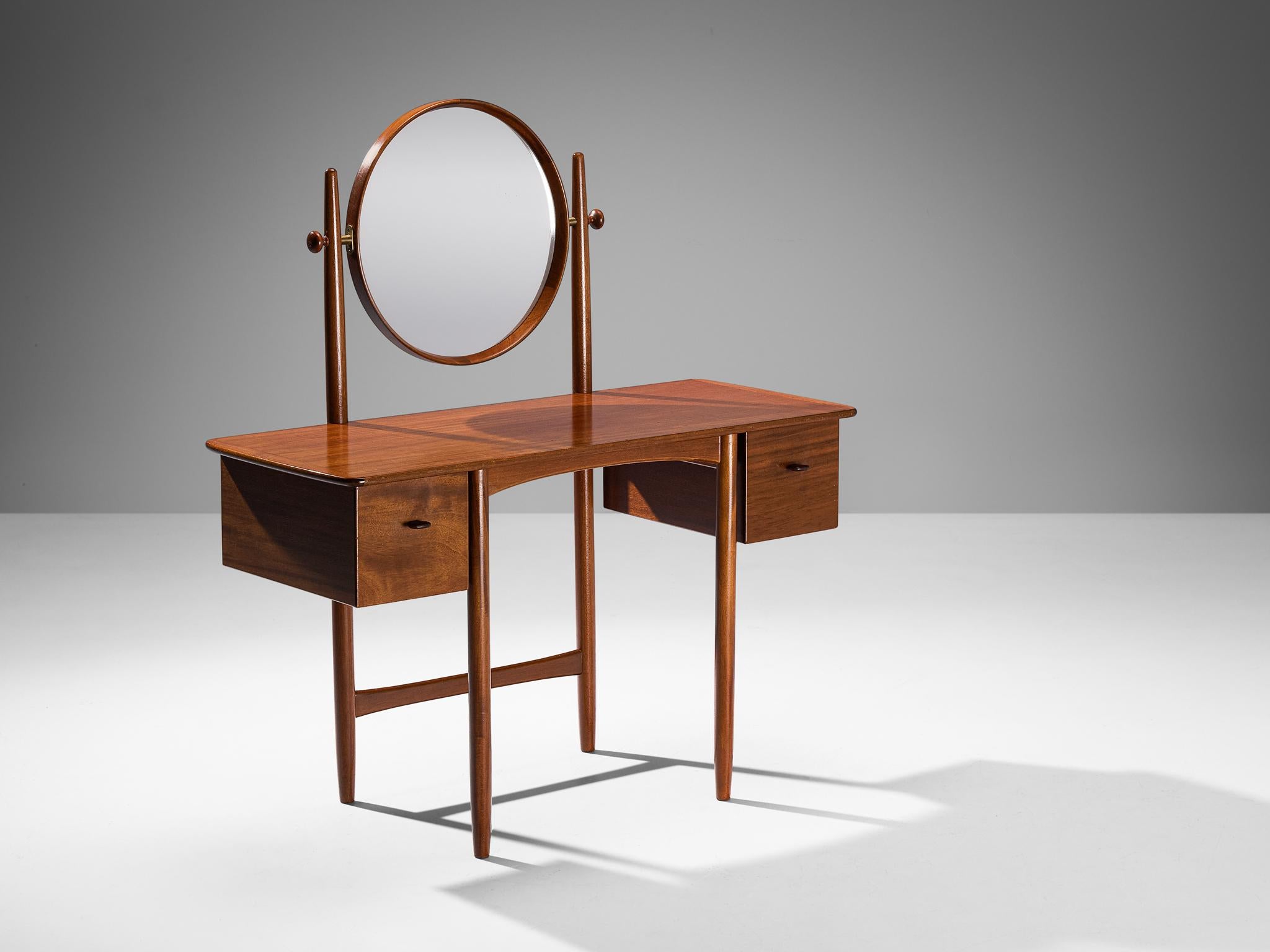 Sven Engström & Gunnar Myrstrand for SMF Svenska Möbelfabriken Bodafors, vanity table, mahogany, mirror, Sweden, 1960s

This elegant vanity table combines simplicity with style in a superb manner. Executed in a sophisticated mahogany, this piece