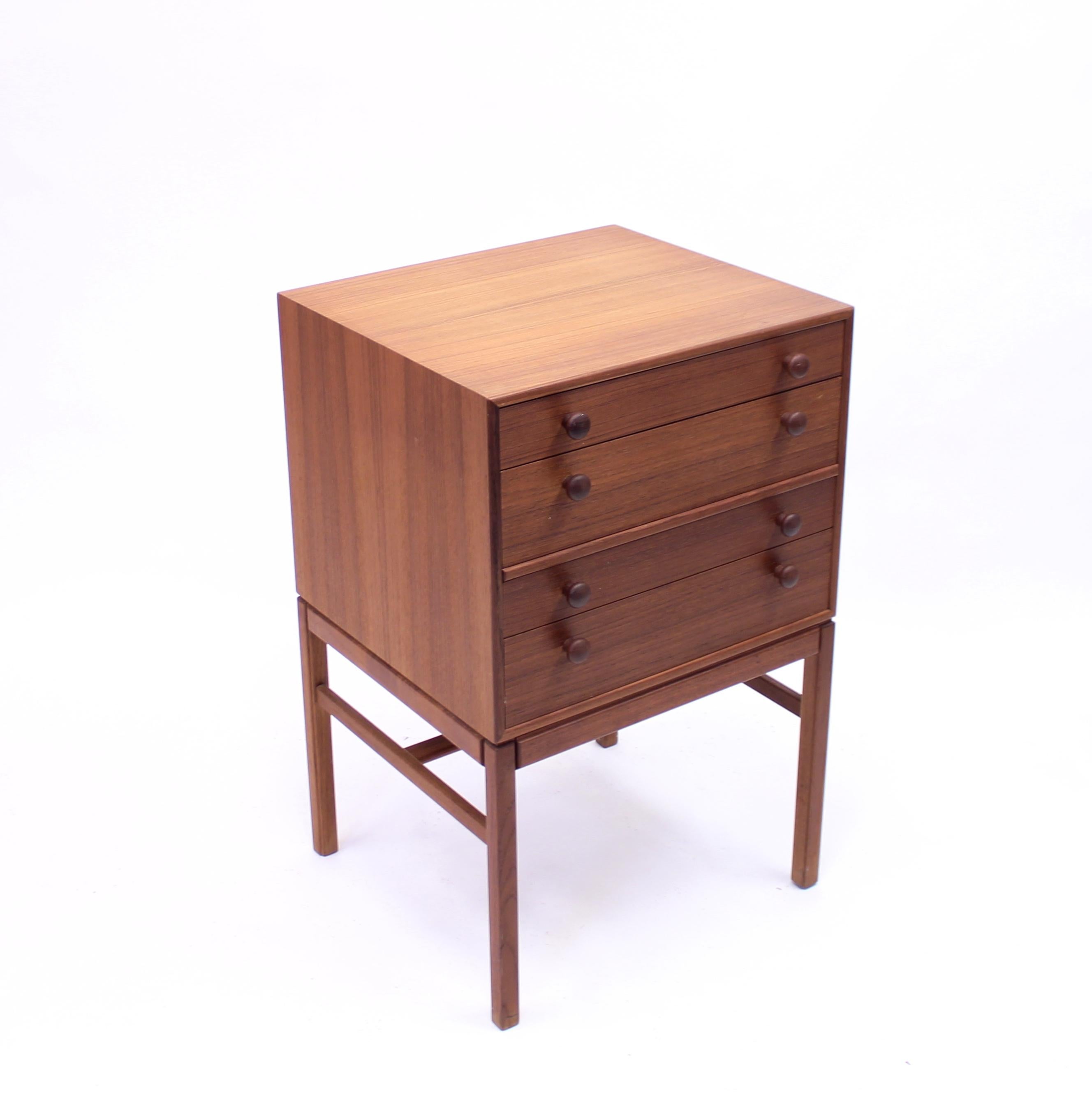 Small freestanding mid-century cabinet or chest of drawers, model Casino, made in teak and designed by Sven Engström & Gunnar Myrstrand for Tingströms and Bra Bohag. Casino was a quite large series made by Swedish manufacturer Tingströms and