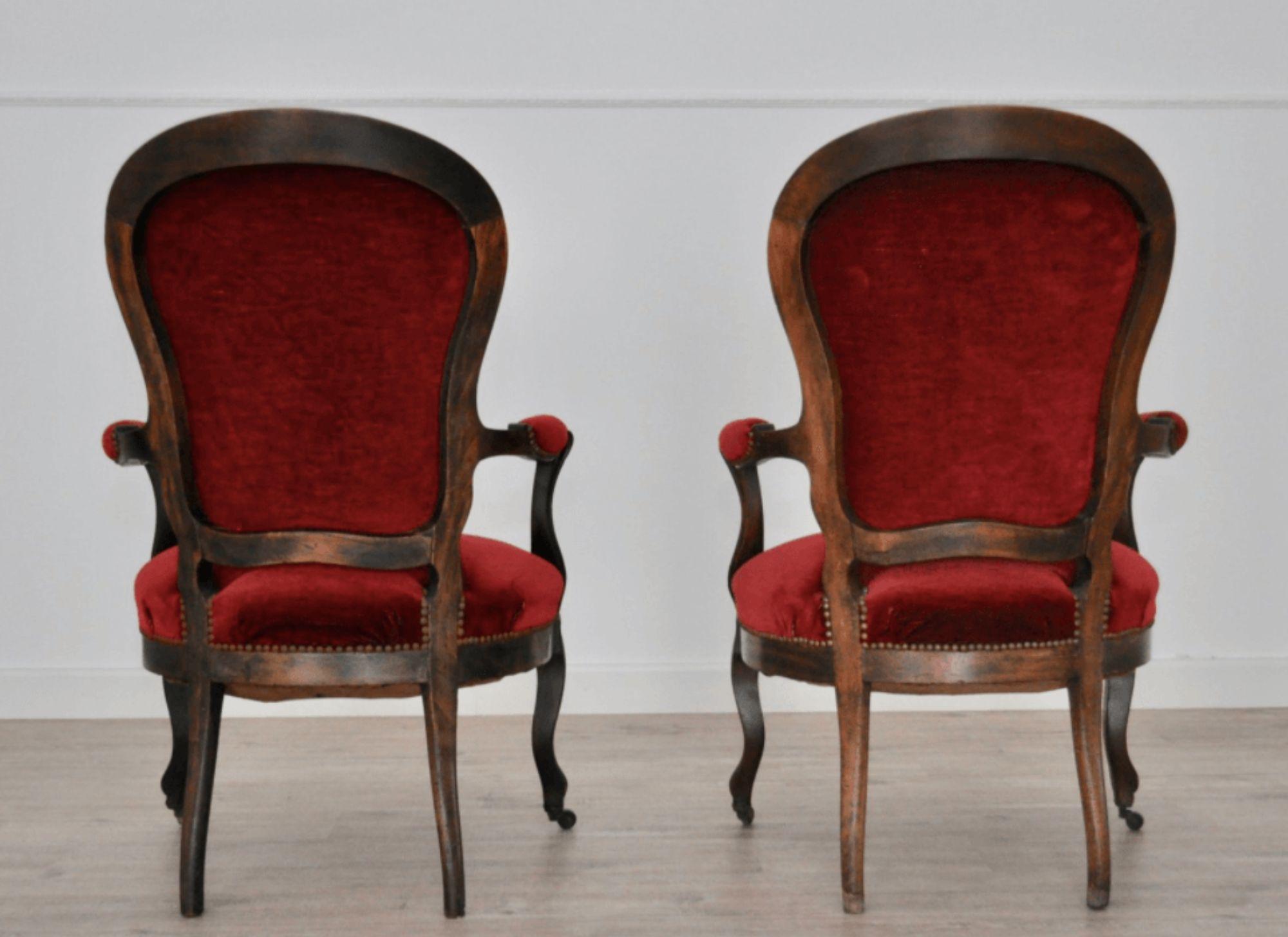 Añada un toque de sofisticación clásica a su hogar con esta exquisita pareja de sillones de estilo Louis Philippe de finales del siglo XIX. Fabricados en madera de nogal de primera calidad y tapizados en lujoso terciopelo, estos sillones destilan