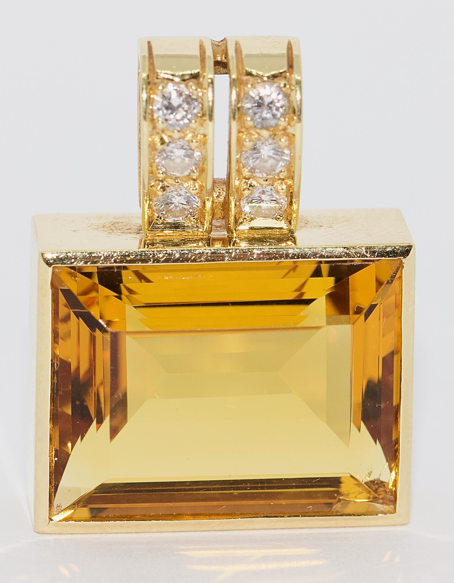 Modern Ladies luxury enhancer, 18 K gold with large faceted citrine in emerald cut and diamonds.

Diamonds and the citrine are of a very high quality.

Including certificate of authenticity.
