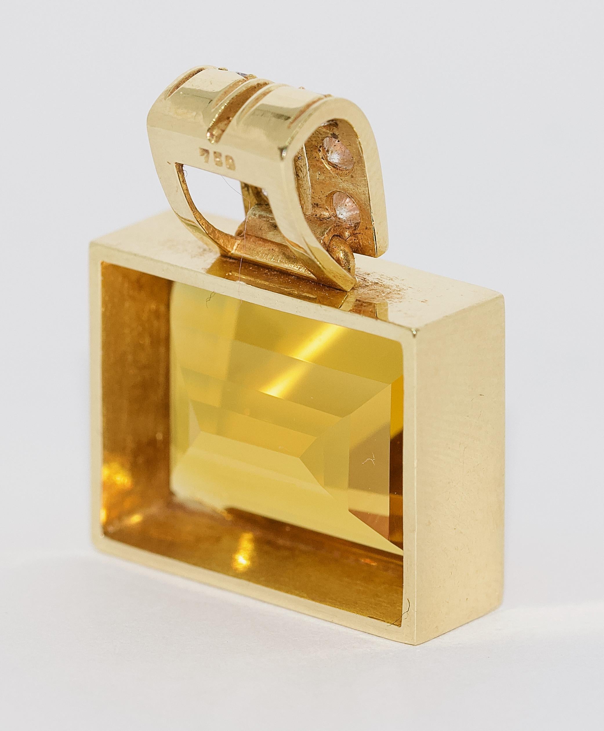 Enhancer, 18 Karat Gold with Large Faceted Citrine in Emerald Cut and Diamonds In Good Condition For Sale In Berlin, DE